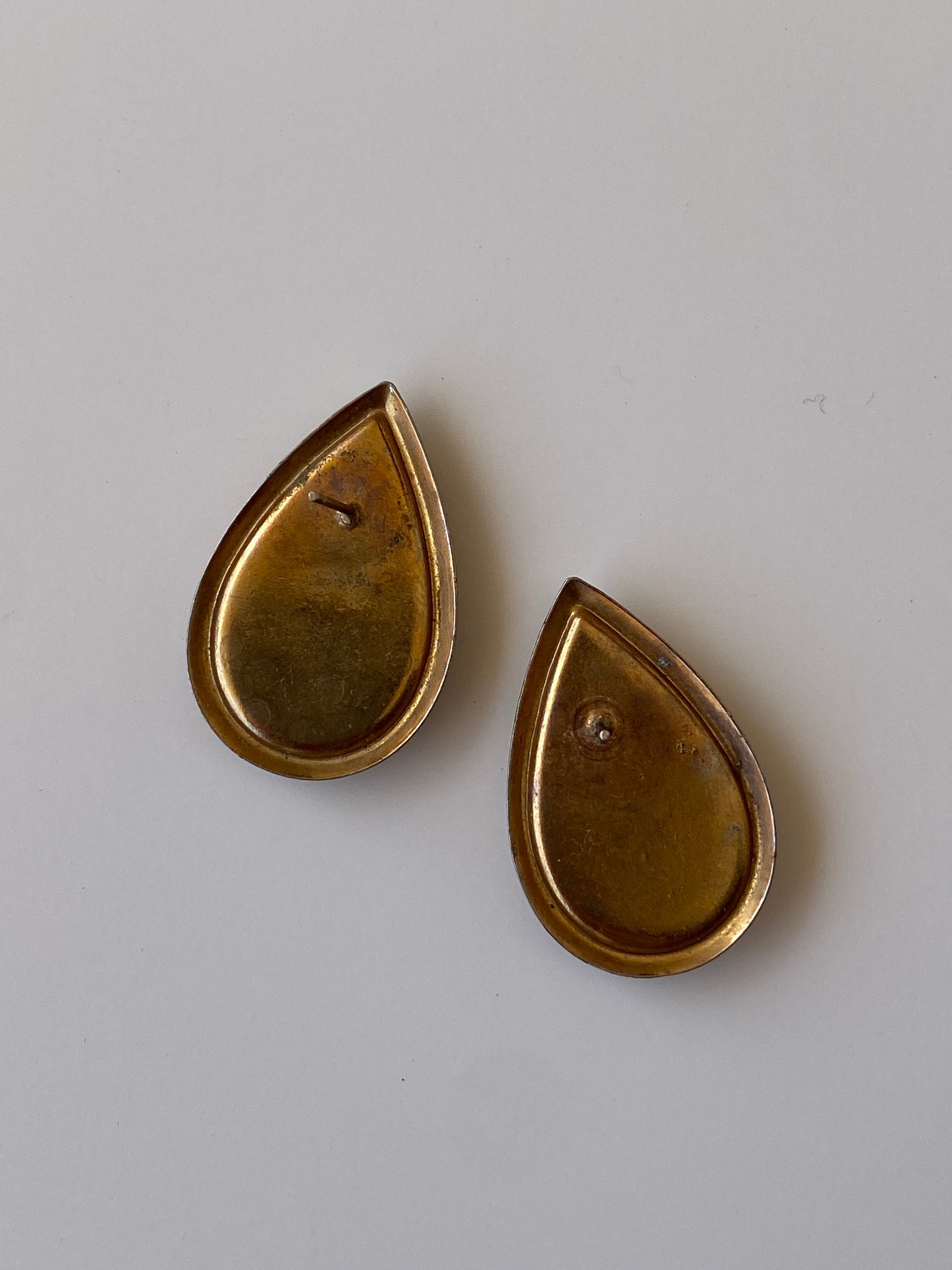 Vintage Teardrop Marbled Gold Tone Pink Black Resin Cabochon Stud Earrings
