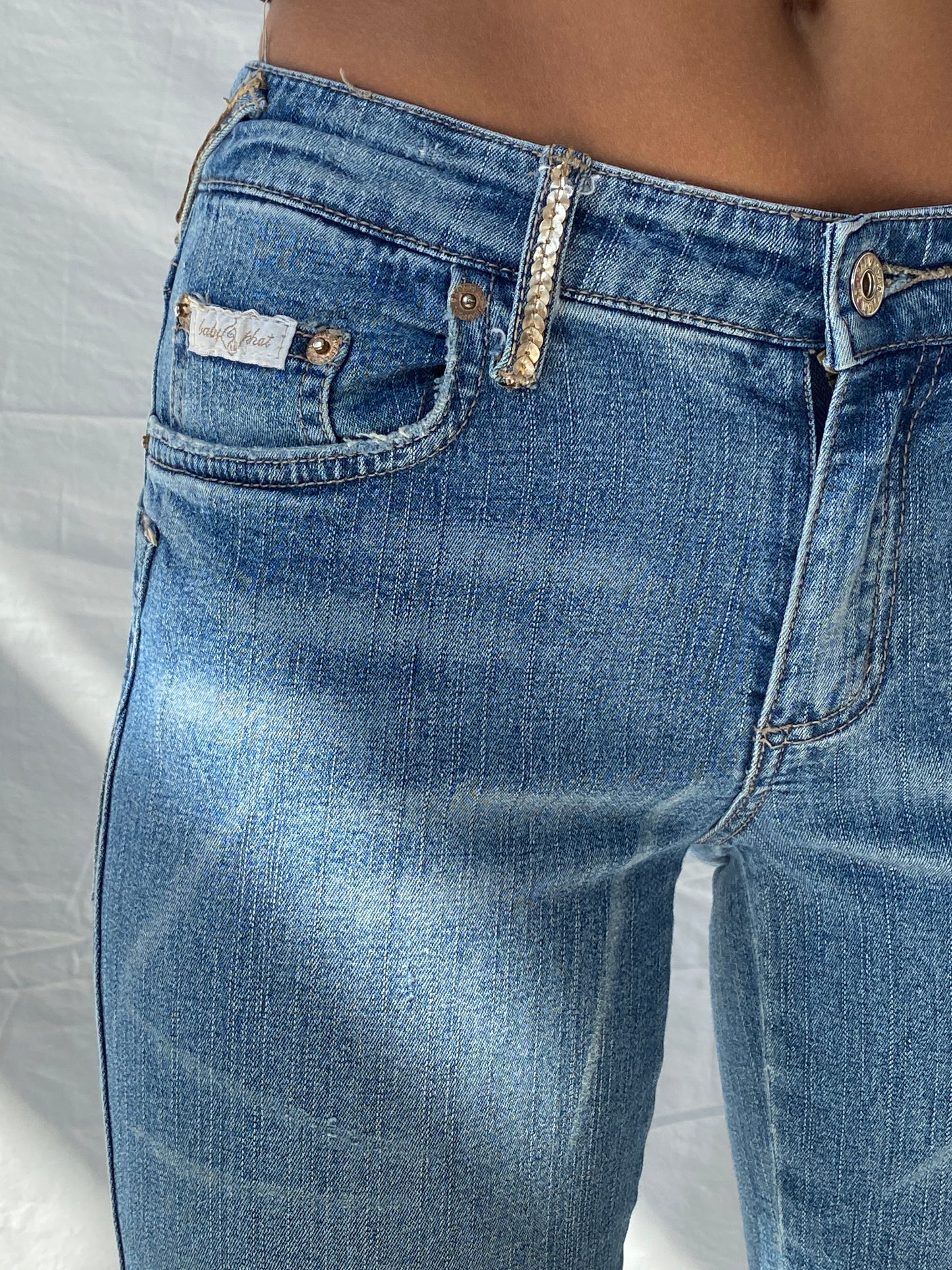 بنطال جينز كابري بتصميم Y2K Baby Phat مع تفاصيل ترتر - 34 يورو