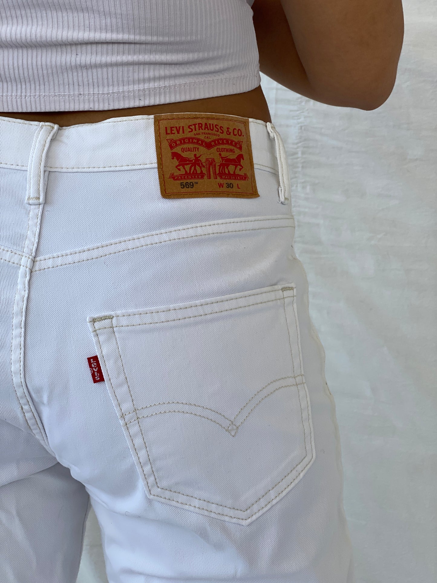 شورت برمودا أبيض عتيق من Levi's 569 - W30