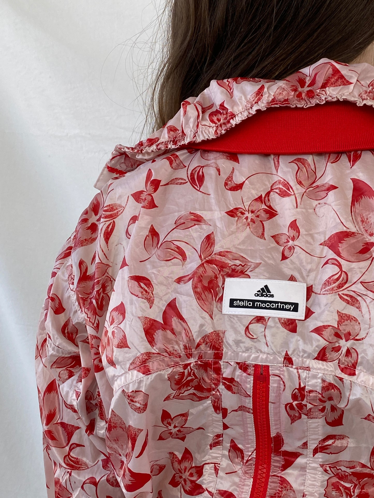 جاكيت رياضي من Adidas X Stella McCartney بنقشة زهور حمراء - مقاس صغير