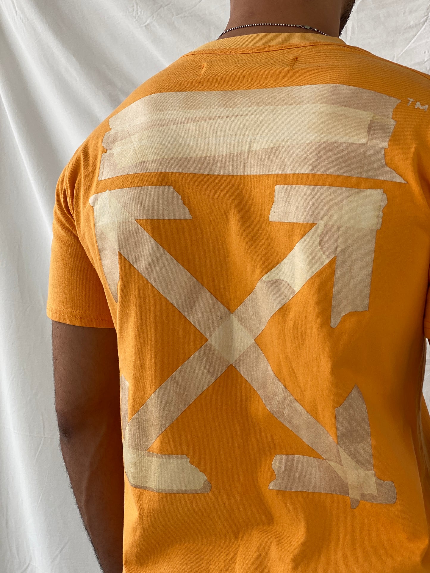 تي شيرت برتقالي برقبة دائرية وشريط جرافيكي من OFF-WHITE - مقاس كبير