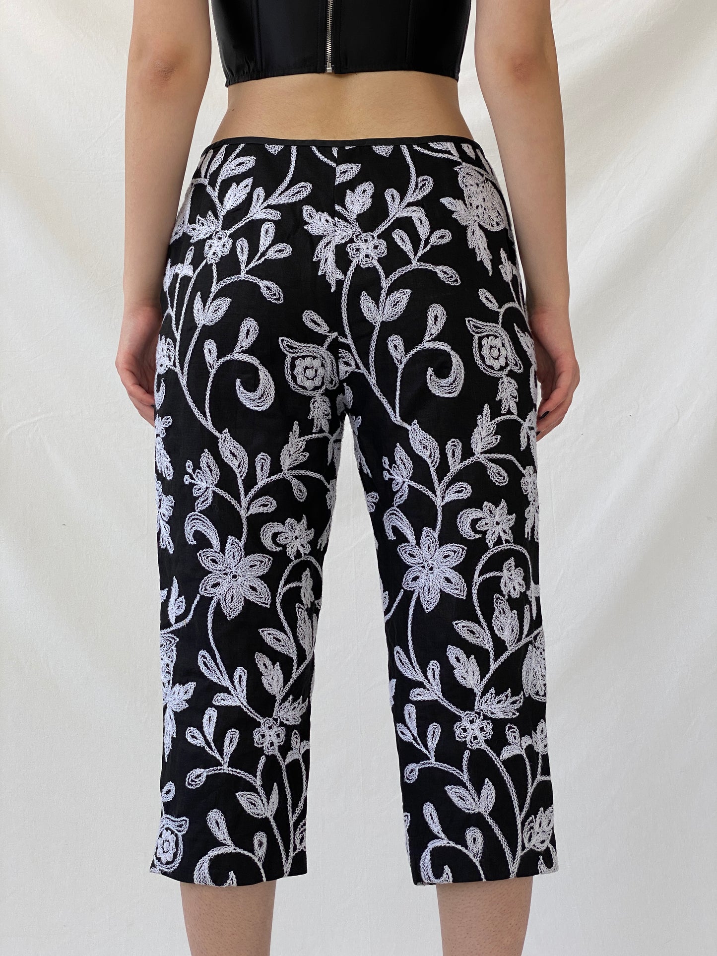 Statement Vintage Principe Black Floral Embroidered Linen Capri Pants - M