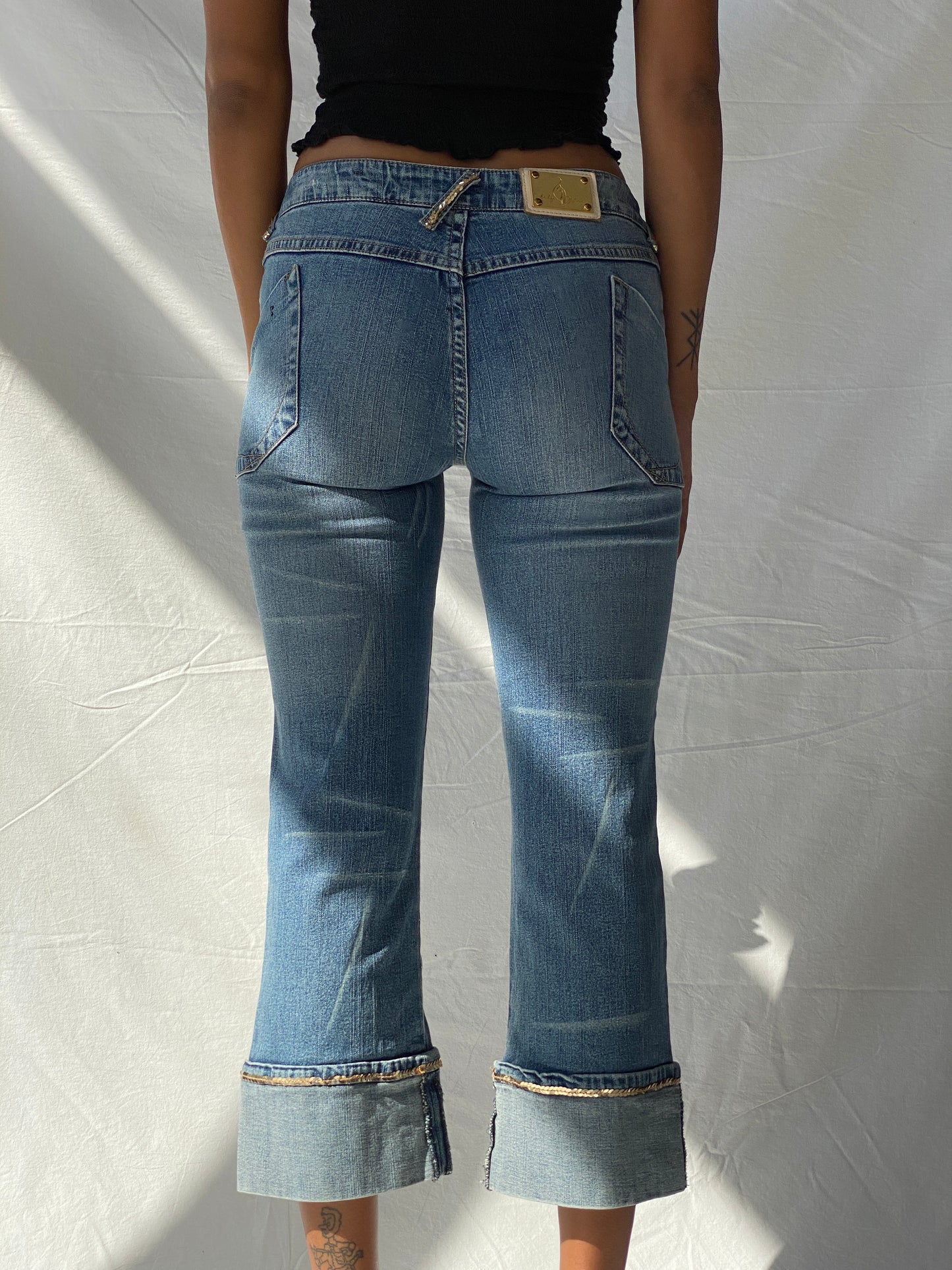 بنطال جينز كابري بتصميم Y2K Baby Phat مع تفاصيل ترتر - 34 يورو