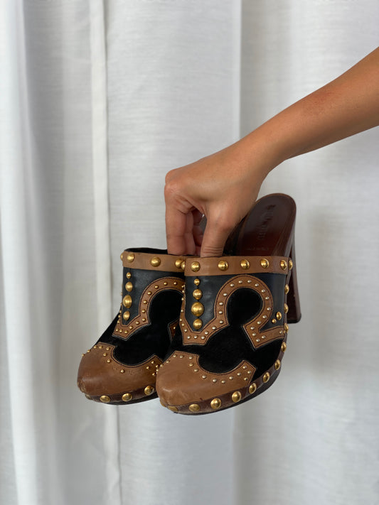 حذاء كلوج بكعب عالٍ من الخشب والجلد المدبوغ البني مرصع بالذهب من مجموعة MIU MIU Vintage - 38EUR