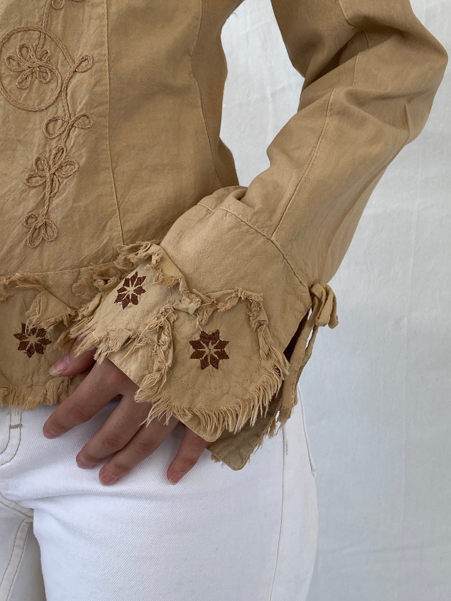 Unique Vintage Western Beige Floral Embroidered Frayed Patches Long Sleeve Button Up Women’s Shirt - M