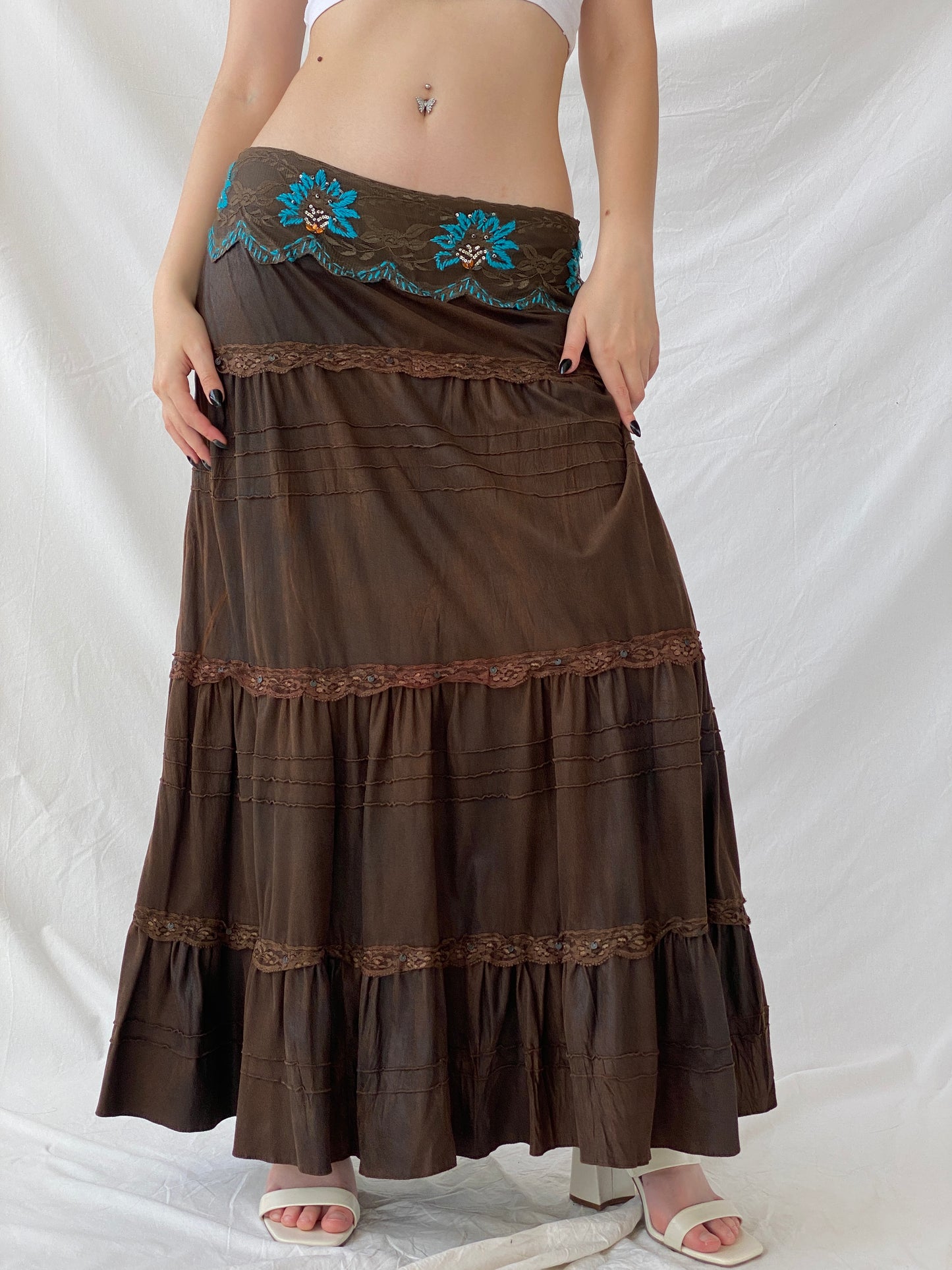 تنورة بنية من Vintage Whimsygoth بطبقات من الدانتيل الغجري مع تطريز زهري أزرق - مقاس XL