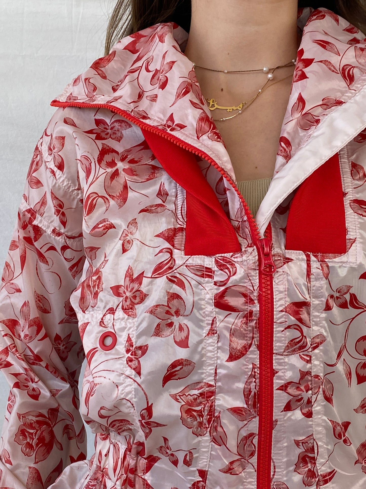 جاكيت رياضي من Adidas X Stella McCartney بنقشة زهور حمراء - مقاس صغير