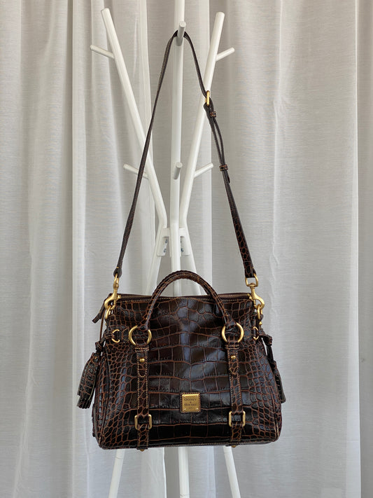 حقيبة يد Dooney & Bourke بنية اللون بطبعة جلد التمساح مع شرابات جانبية وتفاصيل ذهبية