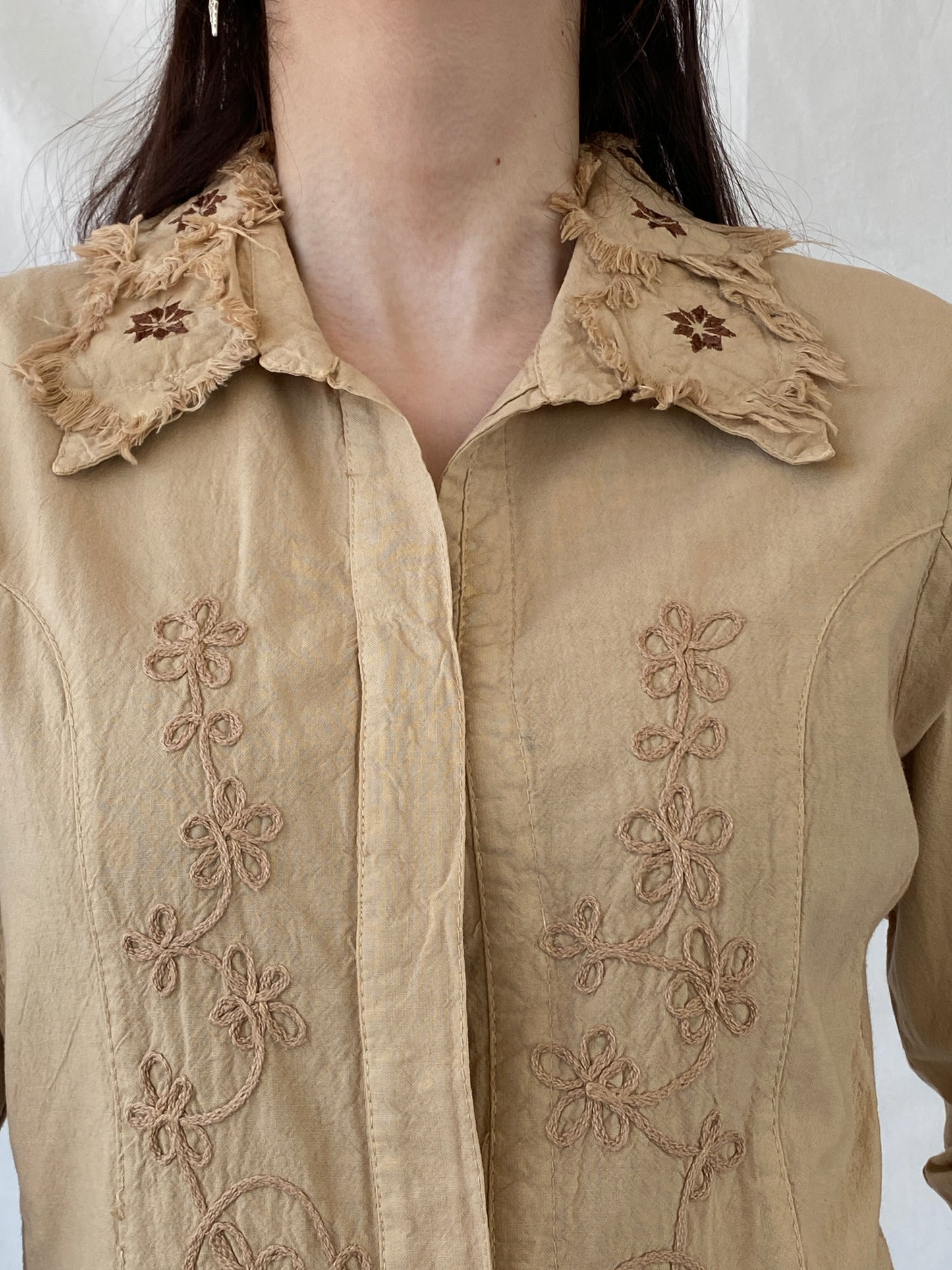 Unique Vintage Western Beige Floral Embroidered Frayed Patches Long Sleeve Button Up Women’s Shirt - M