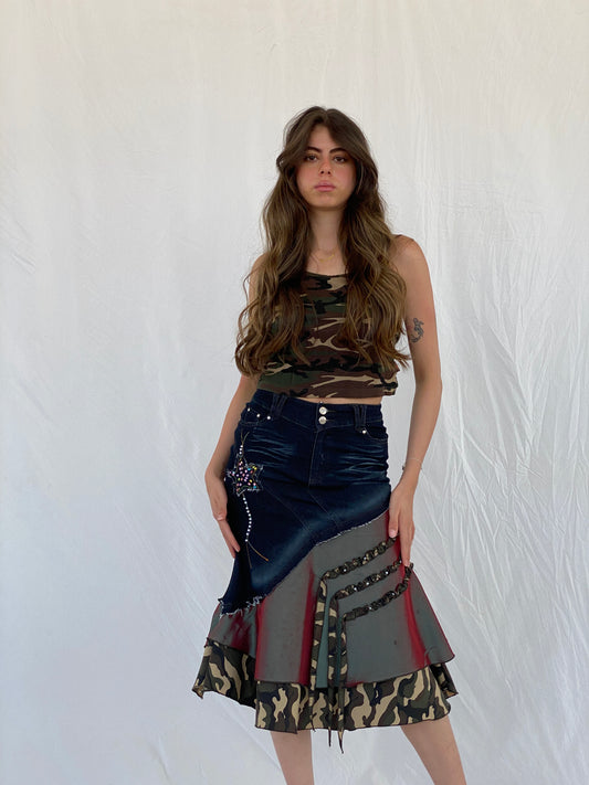 تنورة جينز متوسطة الطول بتصميم مموه من جودل Y2K - مقاس صغير