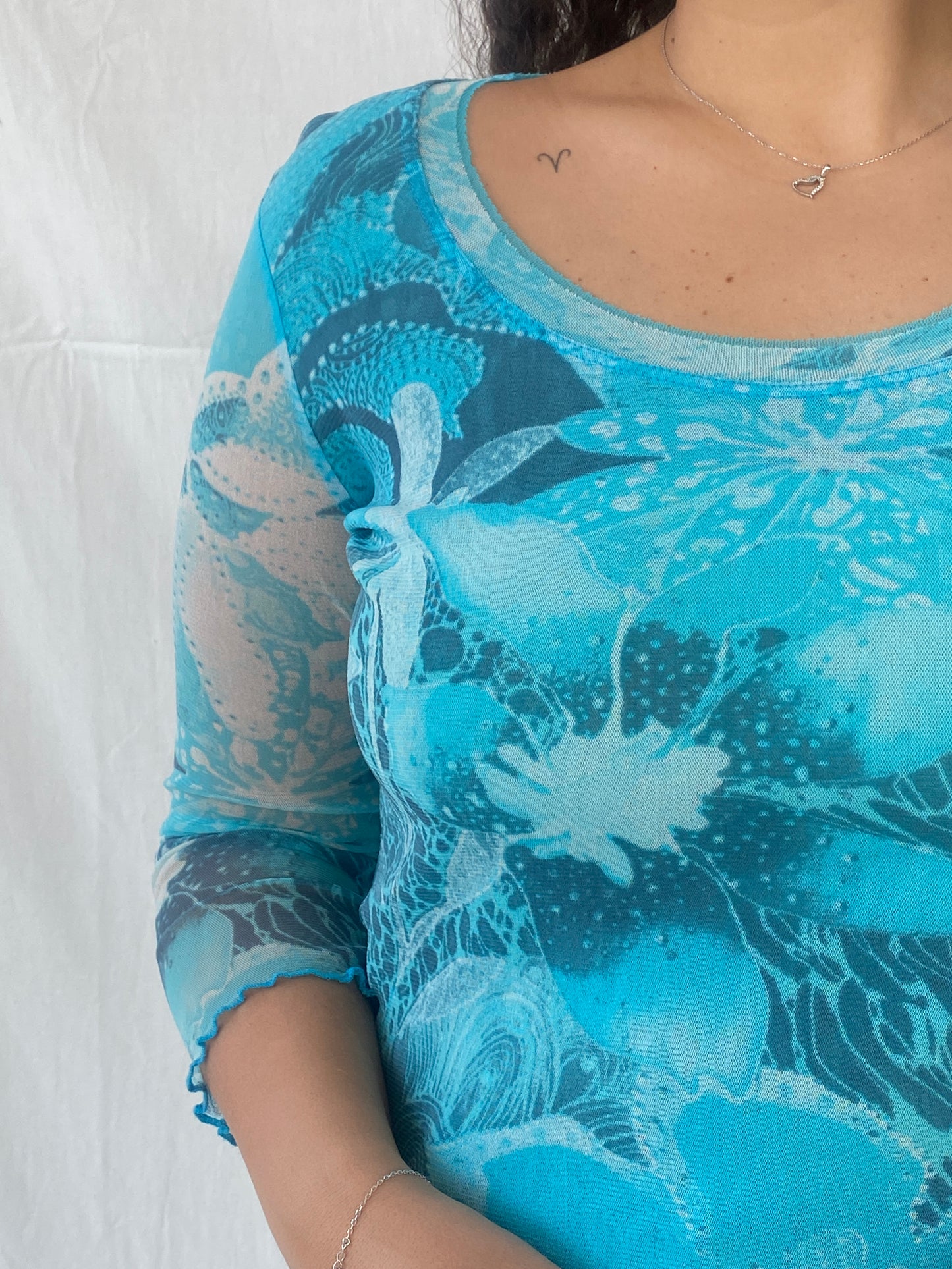 بلوزة نسائية شبكية بأكمام طويلة برسومات زهور زرقاء من 00s Per Una - مقاس كبير