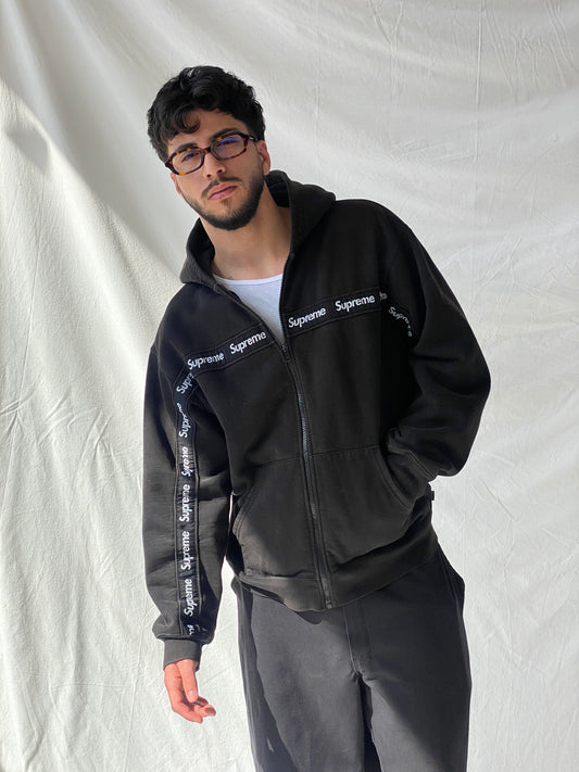 جاكيت رجالي أسود بغطاء رأس وسحاب ونص مخطط من Supreme Text Stripe - مقاس كبير
