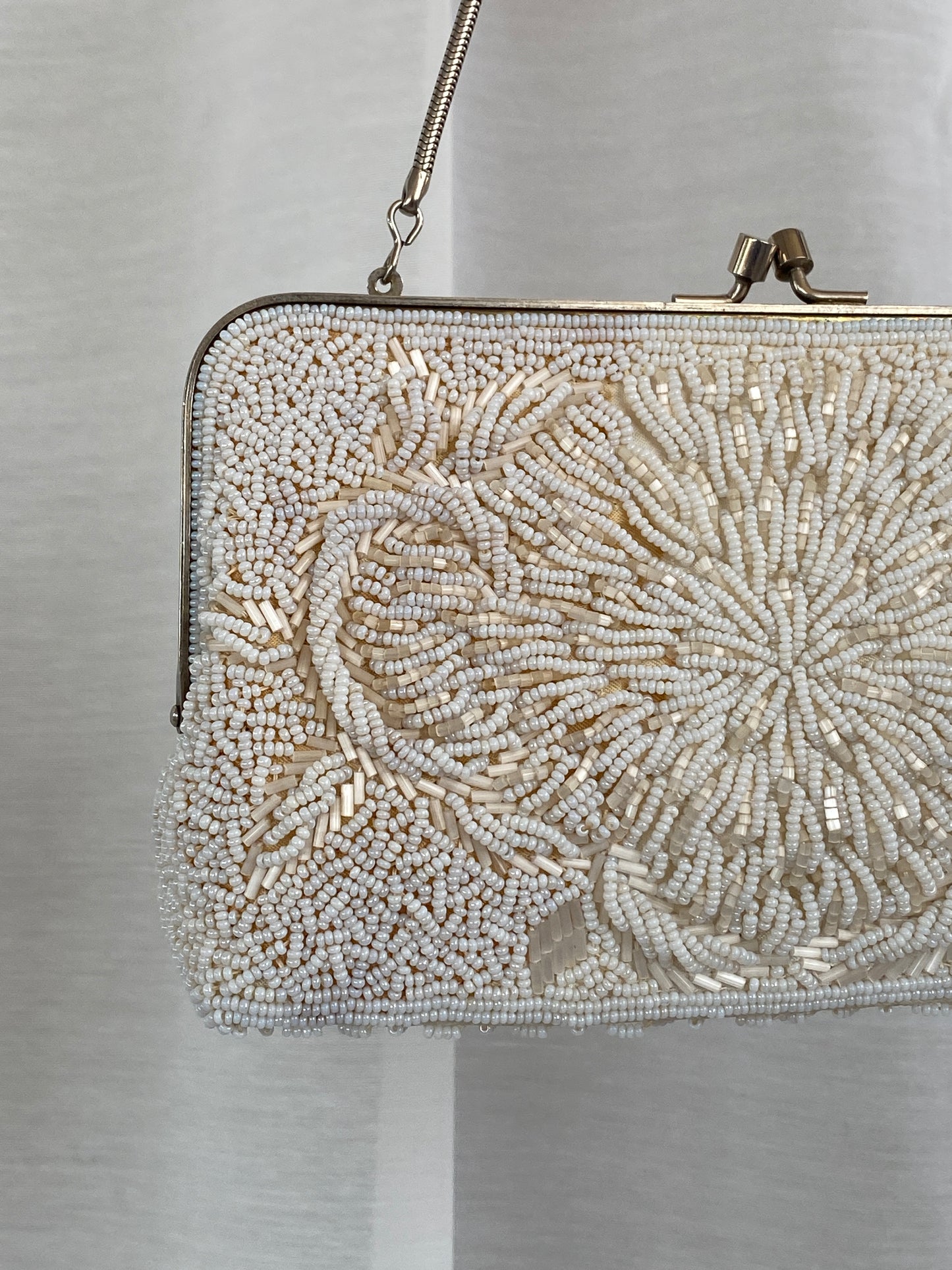 حقيبة سهرة عتيقة بيضاء مرصعة بالخرز