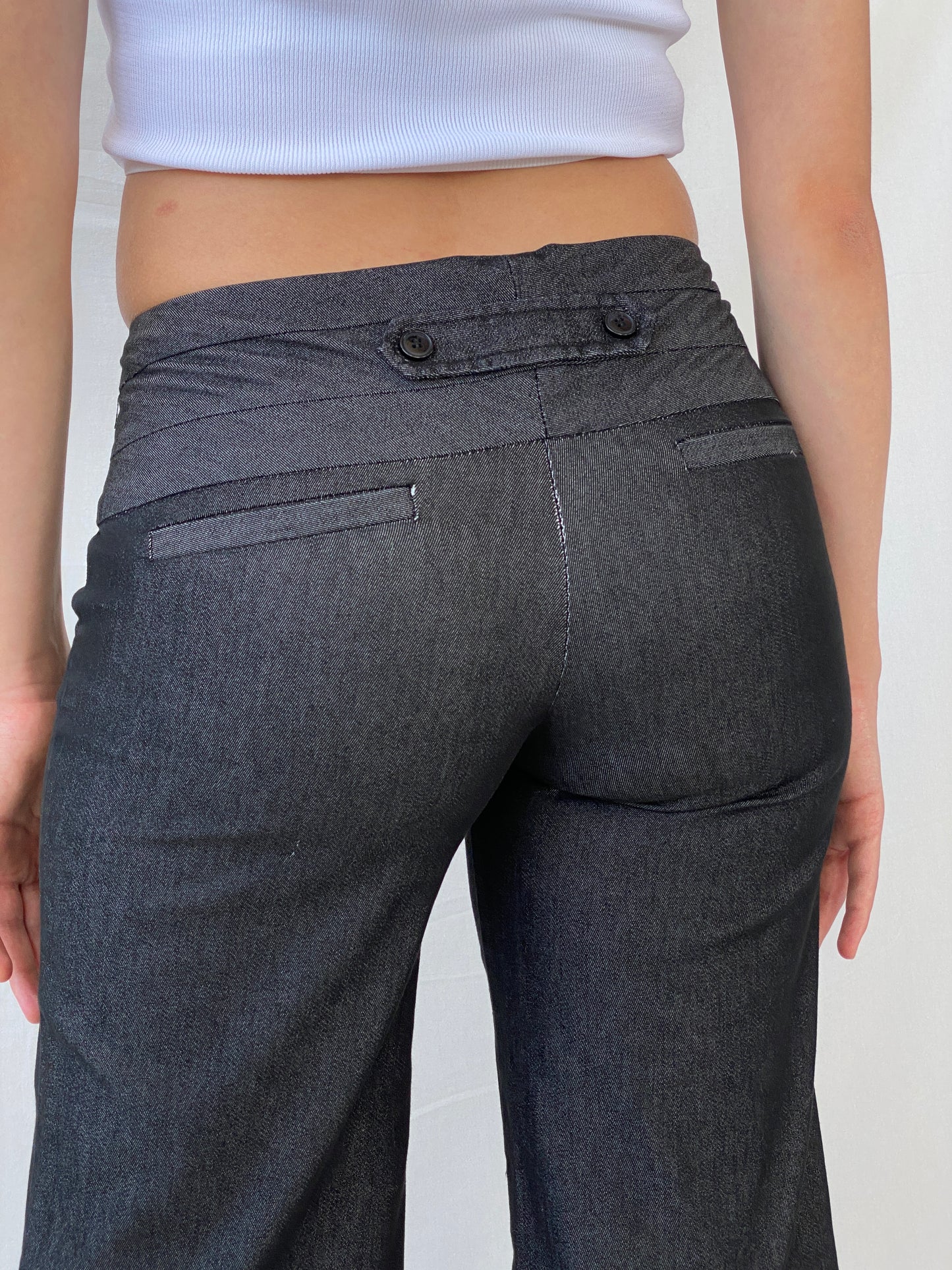 شورت كابري جينز داكن متوسط الارتفاع بطول الركبة من Charlotte Russe - M