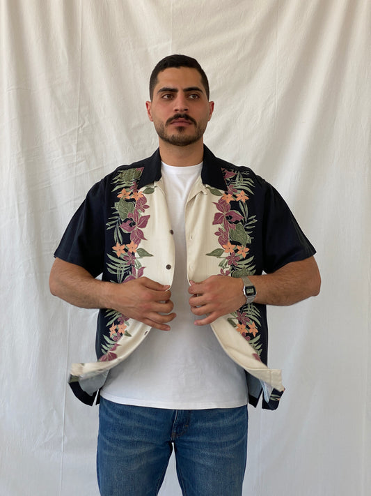 قميص رجالي من الحرير الصناعي بأكمام قصيرة من Vintage Red Macaw Black Floral للشاطئ من هاواي - مقاس كبير
