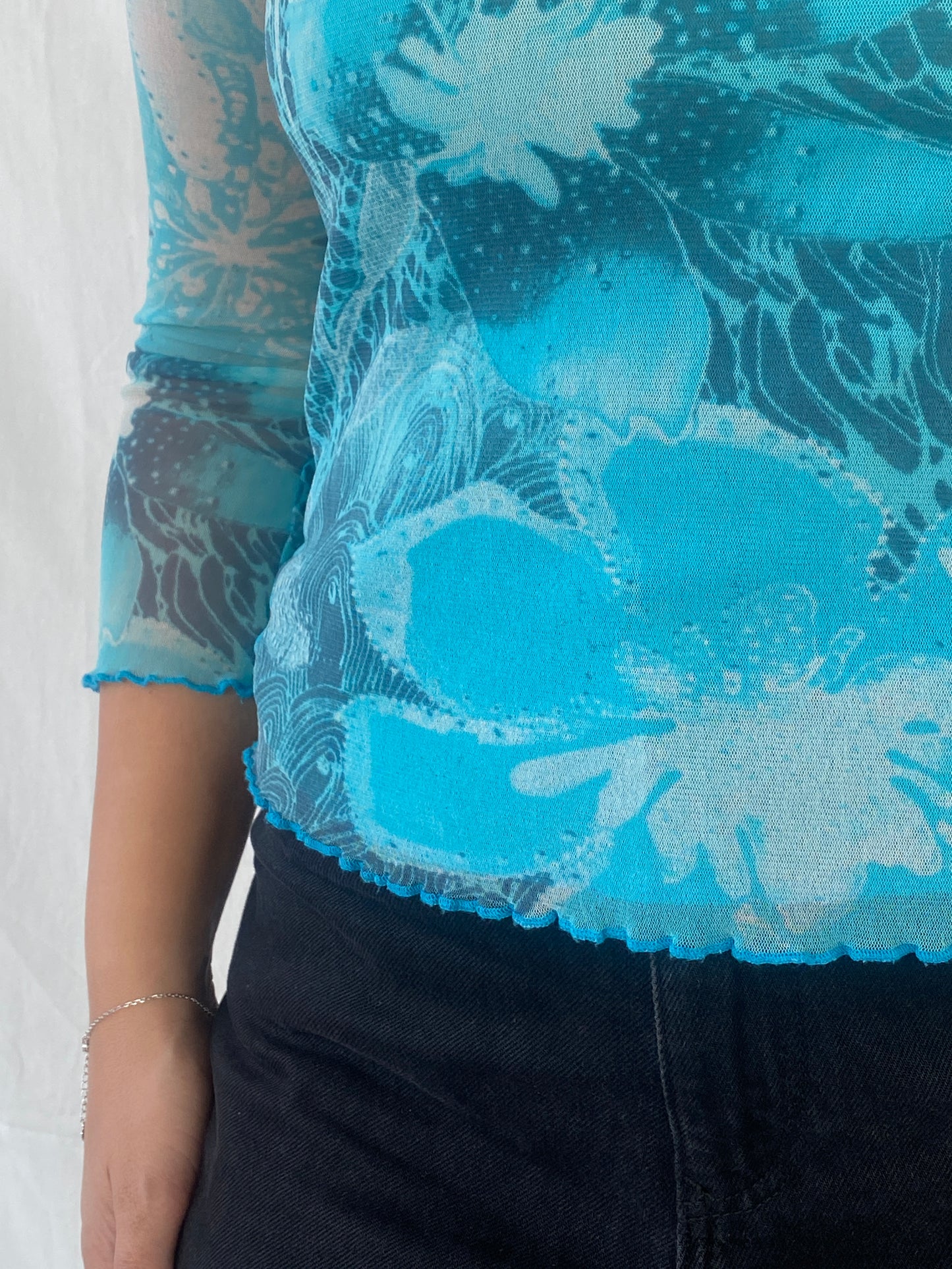 بلوزة نسائية شبكية بأكمام طويلة برسومات زهور زرقاء من 00s Per Una - مقاس كبير