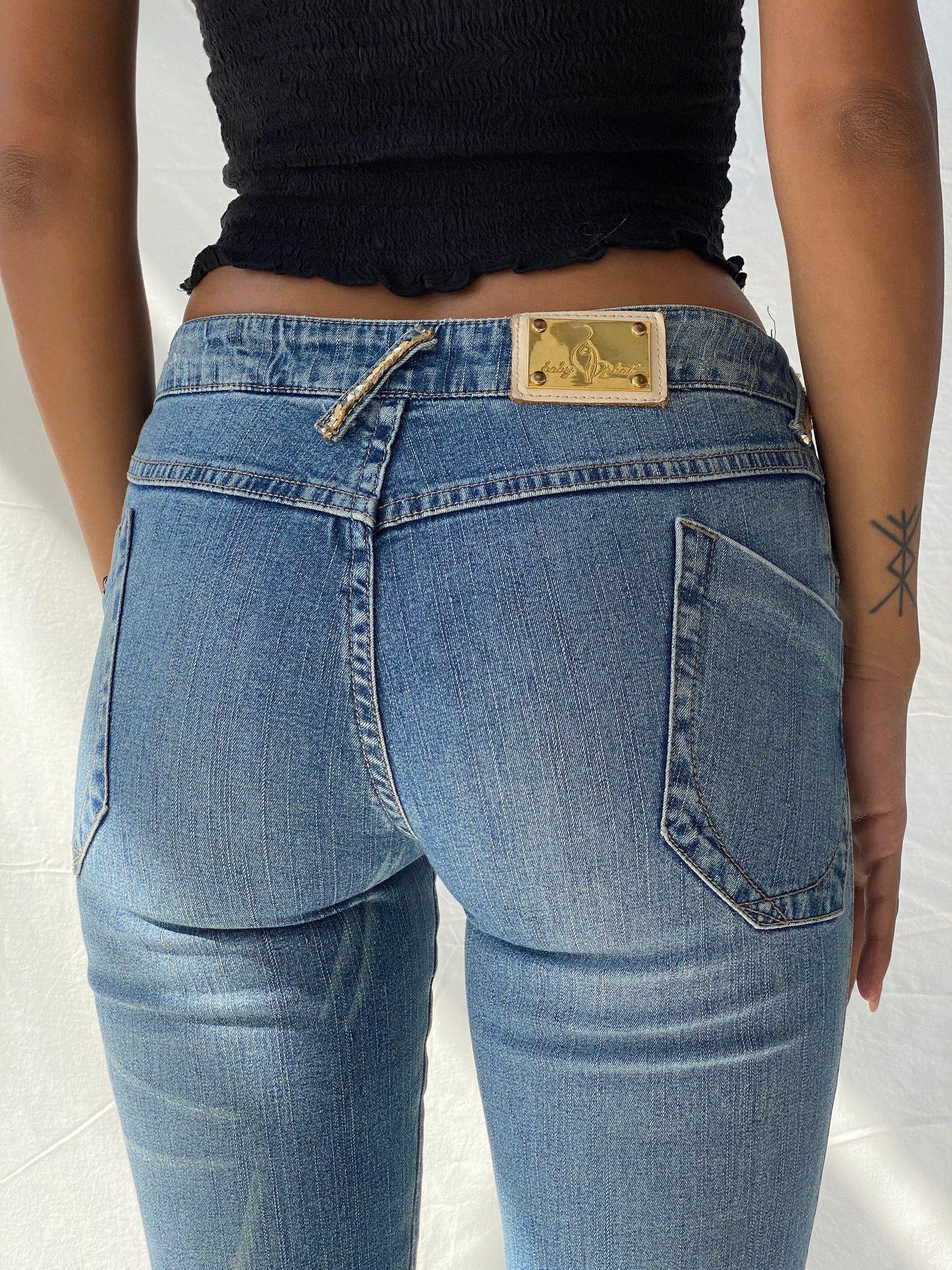 بنطال جينز كابري بتصميم Y2K Baby Phat مع تفاصيل ترتر - 34 يورو
