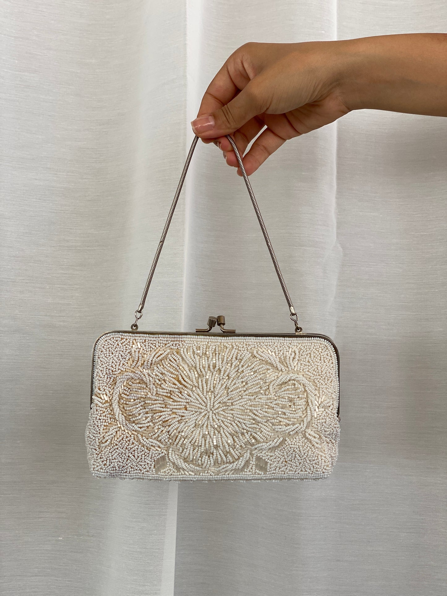 حقيبة سهرة عتيقة بيضاء مرصعة بالخرز