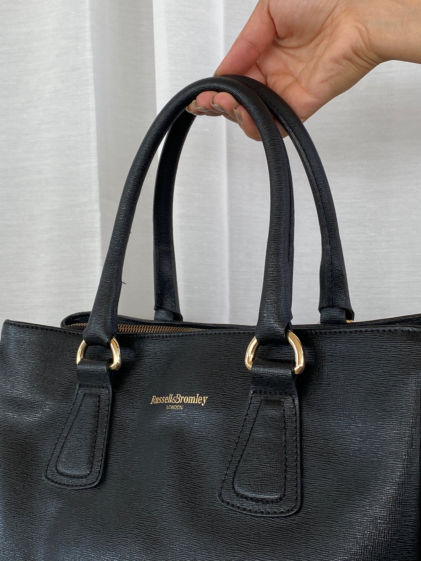 حقيبة عمل كلاسيكية من الجلد الأسود من Russel & Bromley London