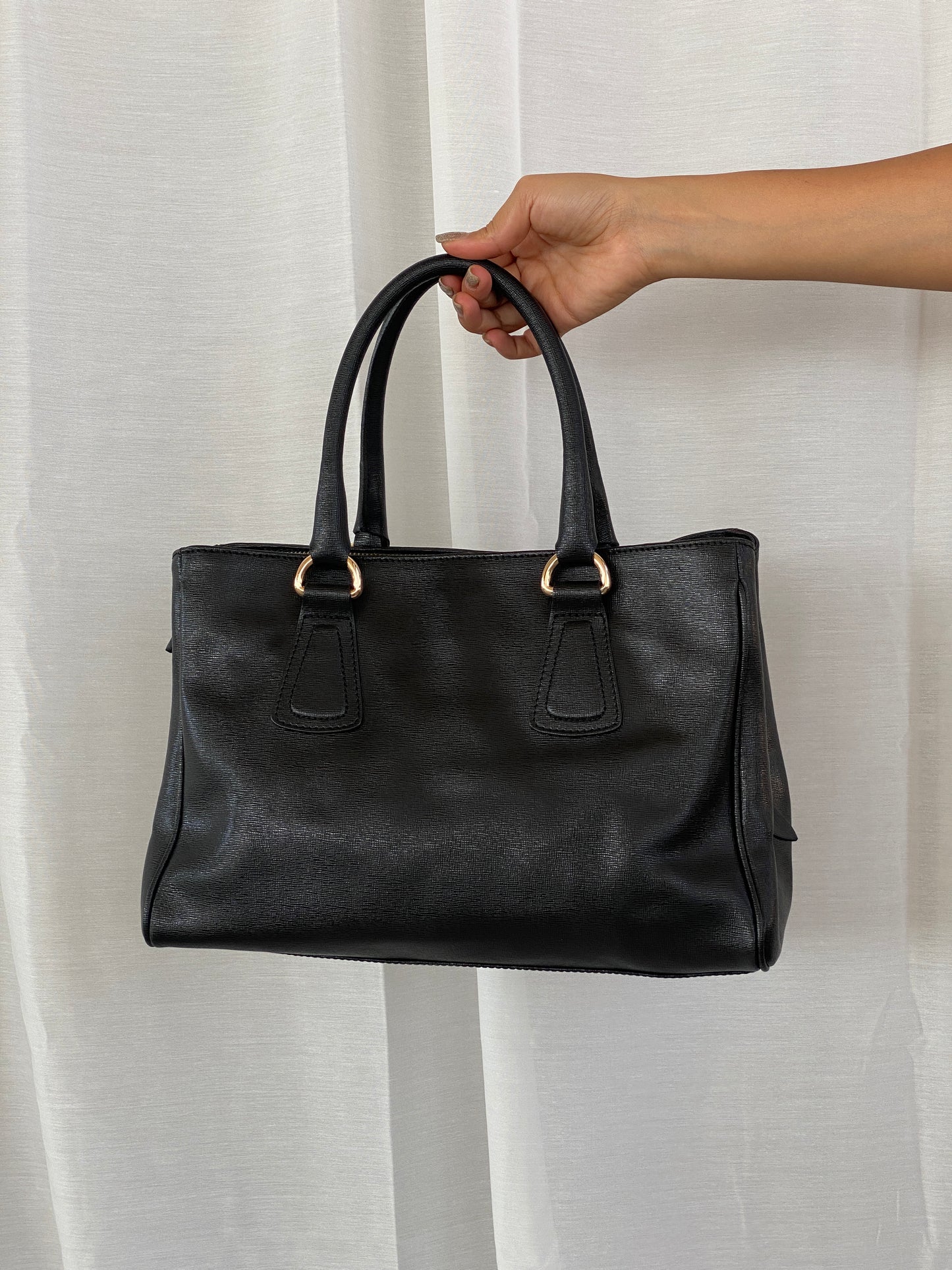 حقيبة عمل كلاسيكية من الجلد الأسود من Russel & Bromley London