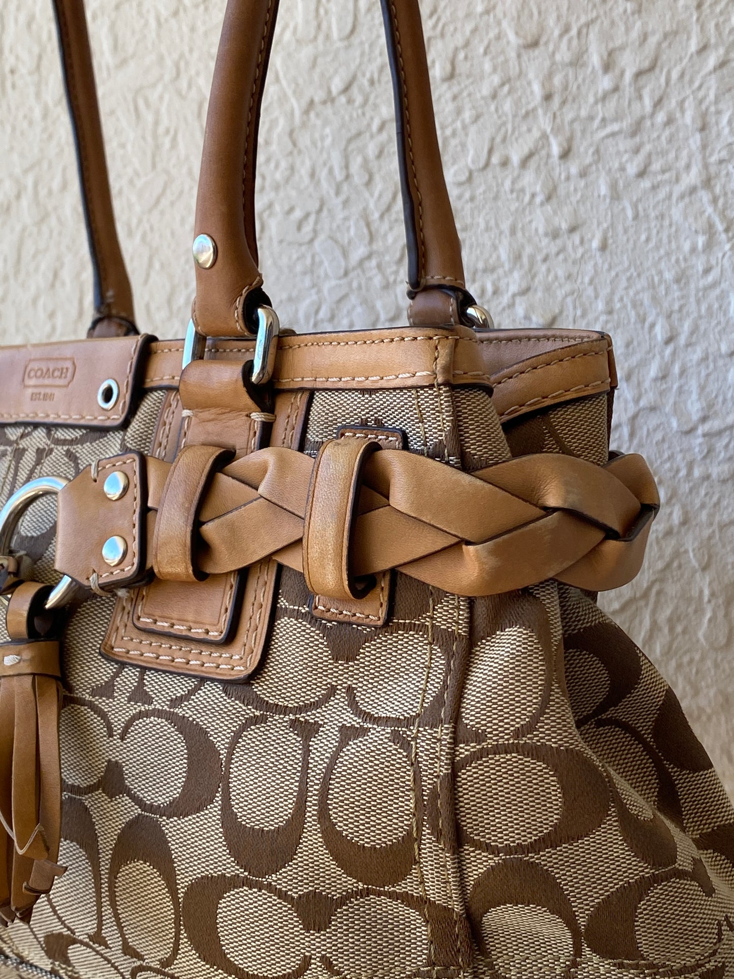 حقيبة كتف Coach Hampton Carryall Signature C Monogram Purse من الجلد المضفر باللون الكاكي والبني