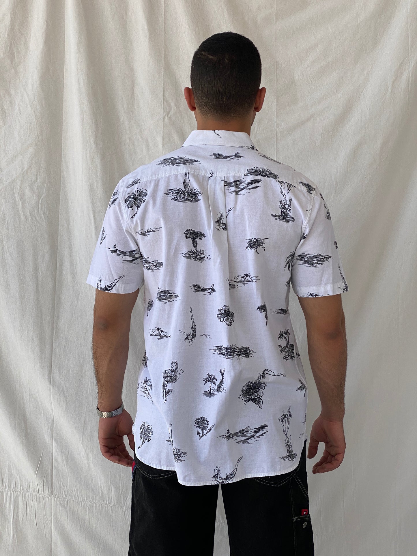 قميص رجالي كلاسيكي بأكمام نصفية وأزرار للأسفل من Vans Dive Bomber باللونين الأبيض والأسود بتصميم هاواي - مقاس كبير