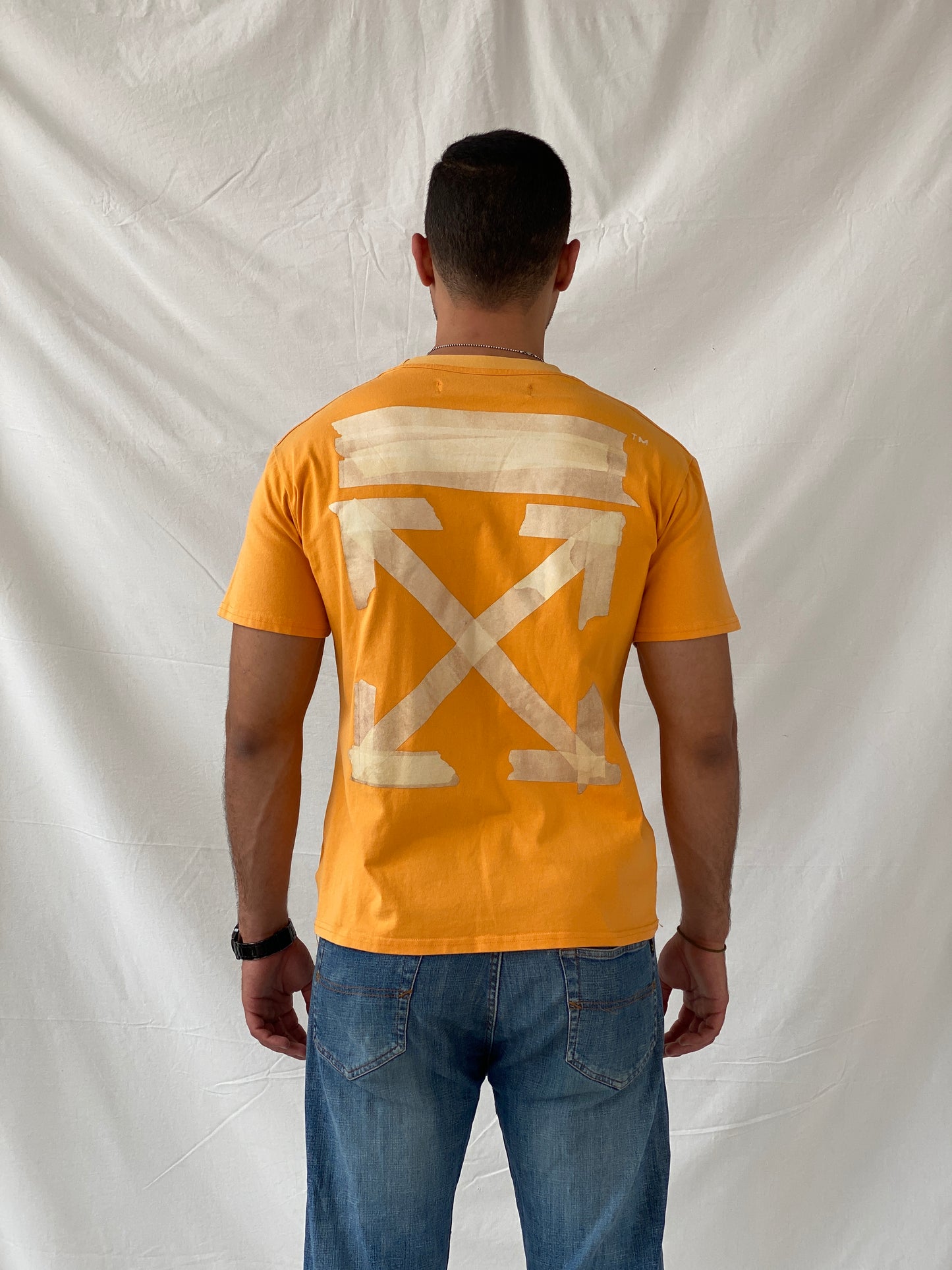 تي شيرت برتقالي برقبة دائرية وشريط جرافيكي من OFF-WHITE - مقاس كبير