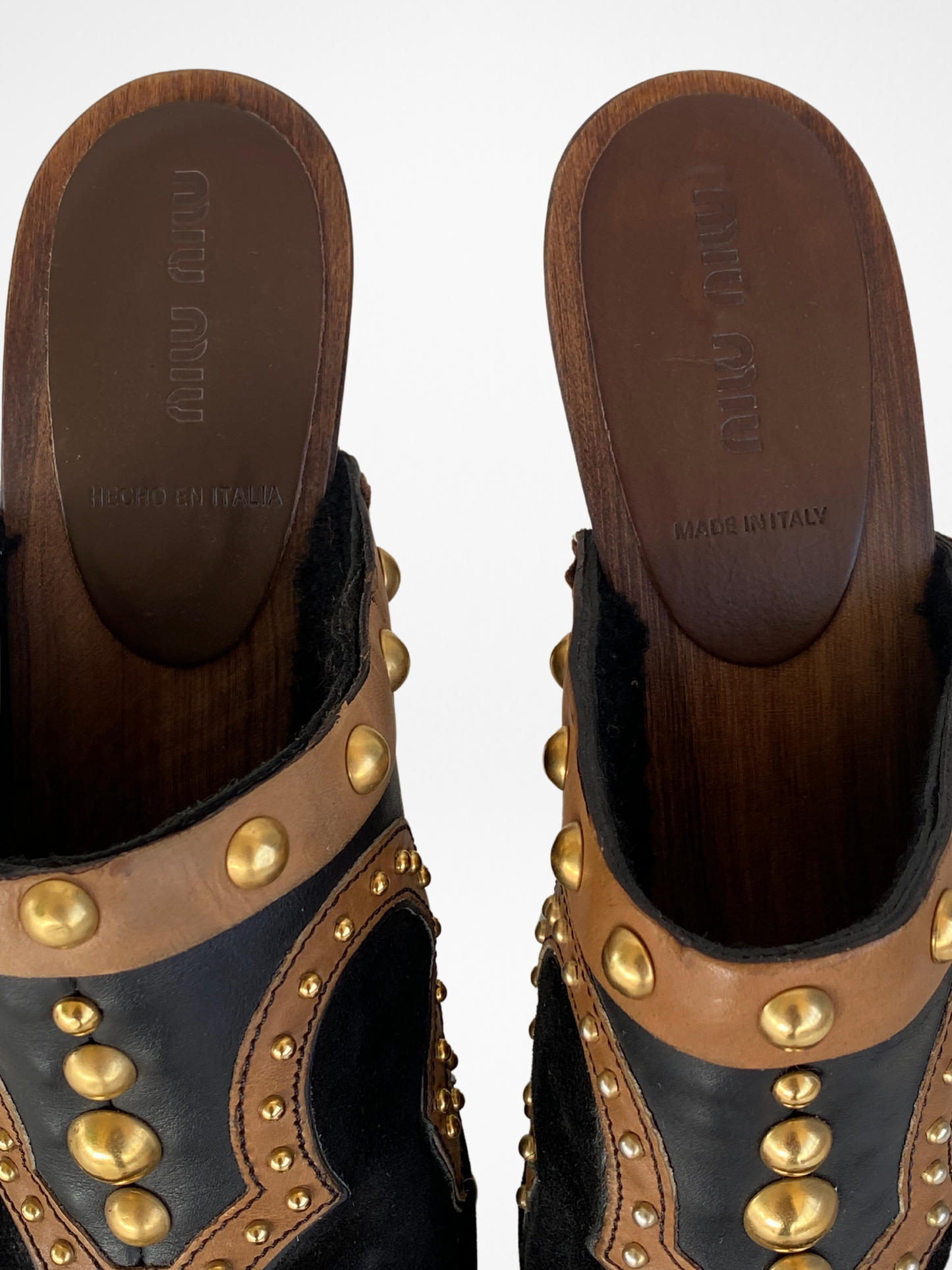 حذاء كلوج بكعب عالٍ من الخشب والجلد المدبوغ البني مرصع بالذهب من مجموعة MIU MIU Vintage - 38EUR