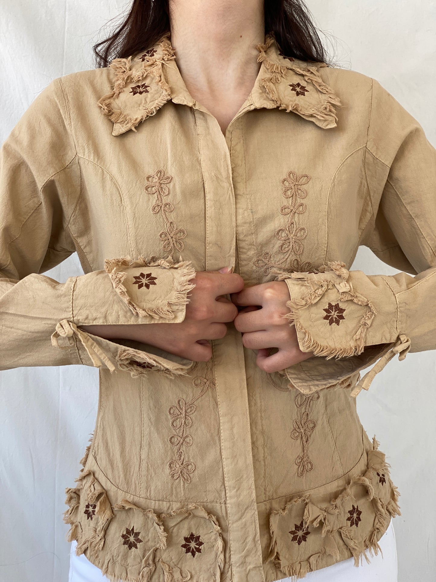 Unique Vintage Western Beige Floral Embroidered Frayed Patches Long Sleeve Button Up Women’s Shirt - M