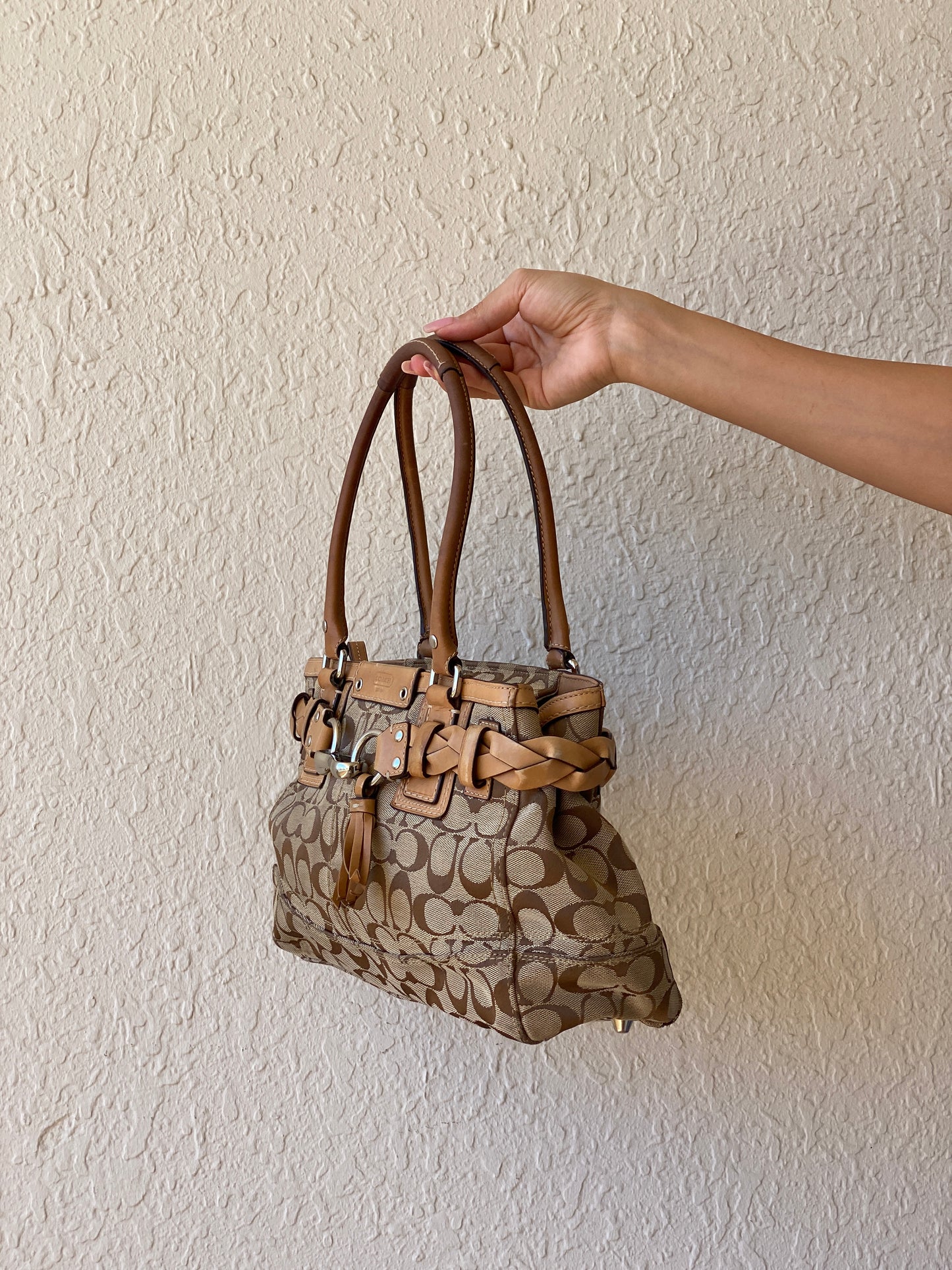 حقيبة كتف Coach Hampton Carryall Signature C Monogram Purse من الجلد المضفر باللون الكاكي والبني
