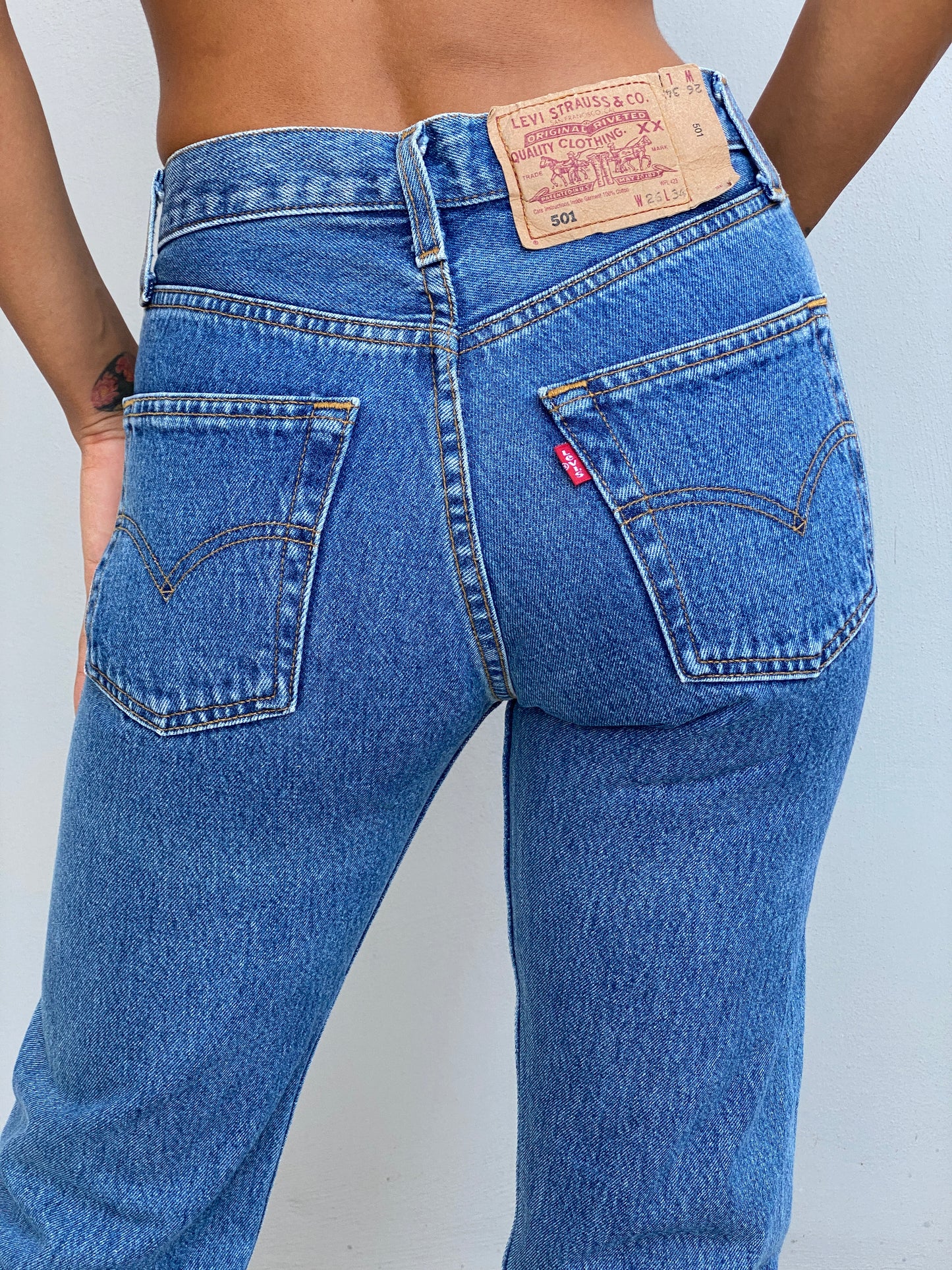 Vintage 90s Levi’s 501 Medium Wash Blue High-Rise Straight Leg Button Fly Jeans - 34EUR