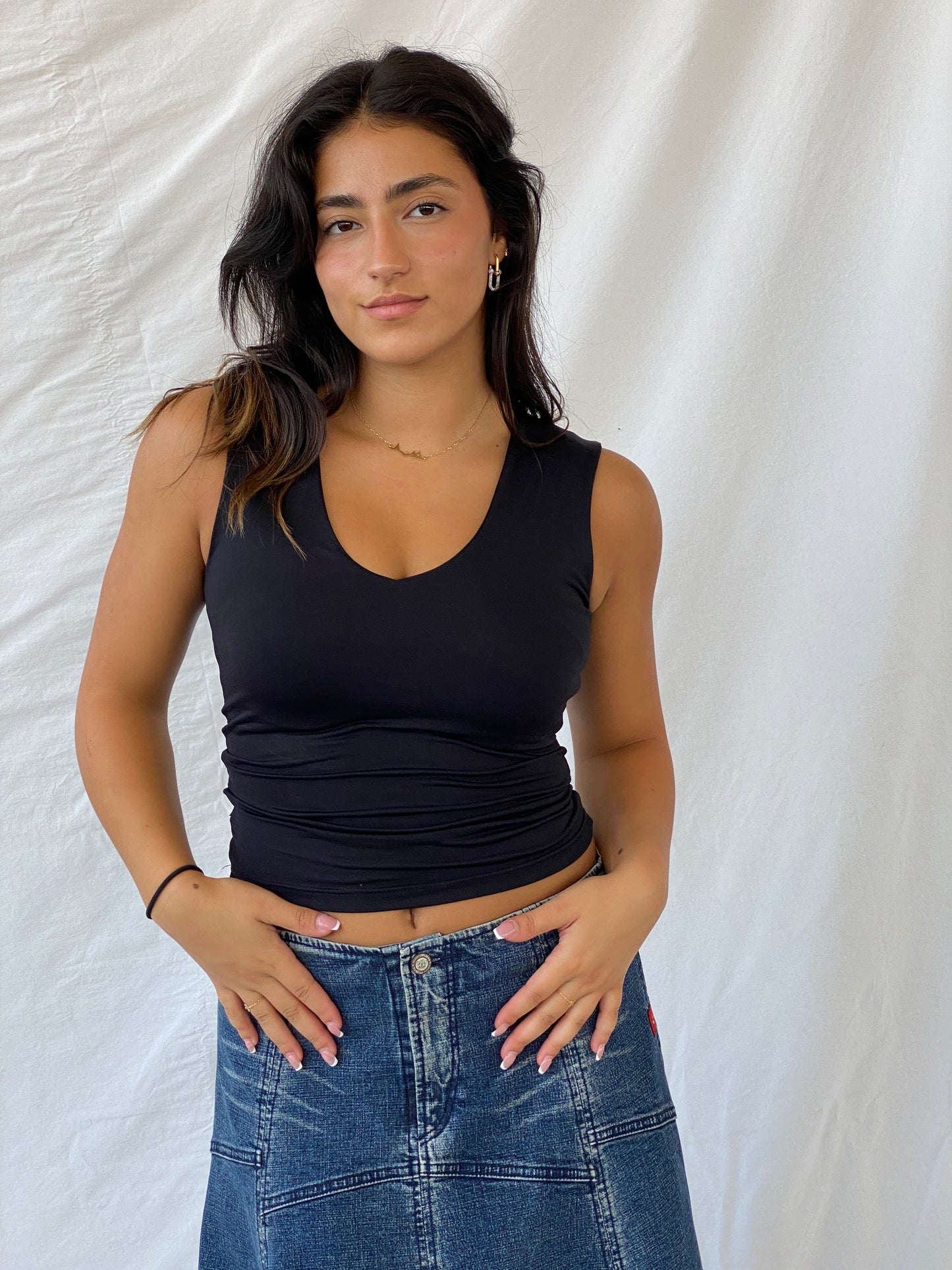 بلوزة سوداء أساسية أصلية بتصميم كلاسيكي من عام 2000 - مقاس متوسط