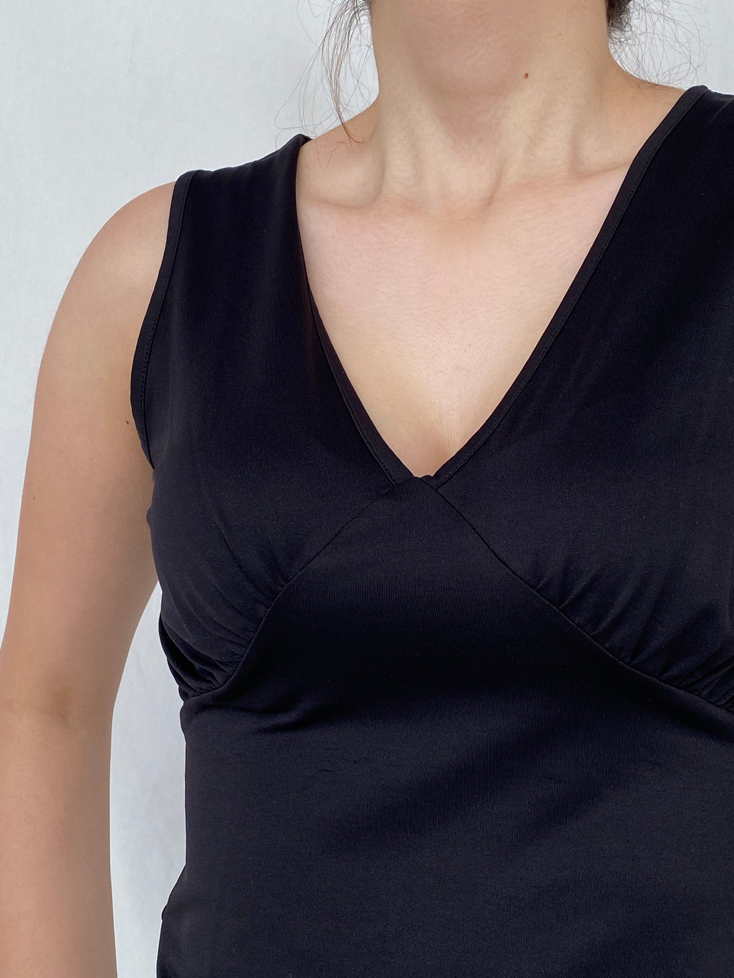 Vintage Women’s Black Sleeveless V-Neck Basic Top - M