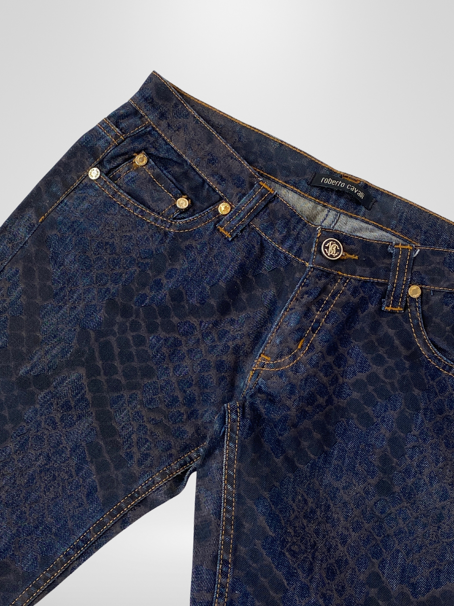 بنطلون جينز روبرتو كافالي بطبعة زواحف وخصر منخفض - مقاس صغير