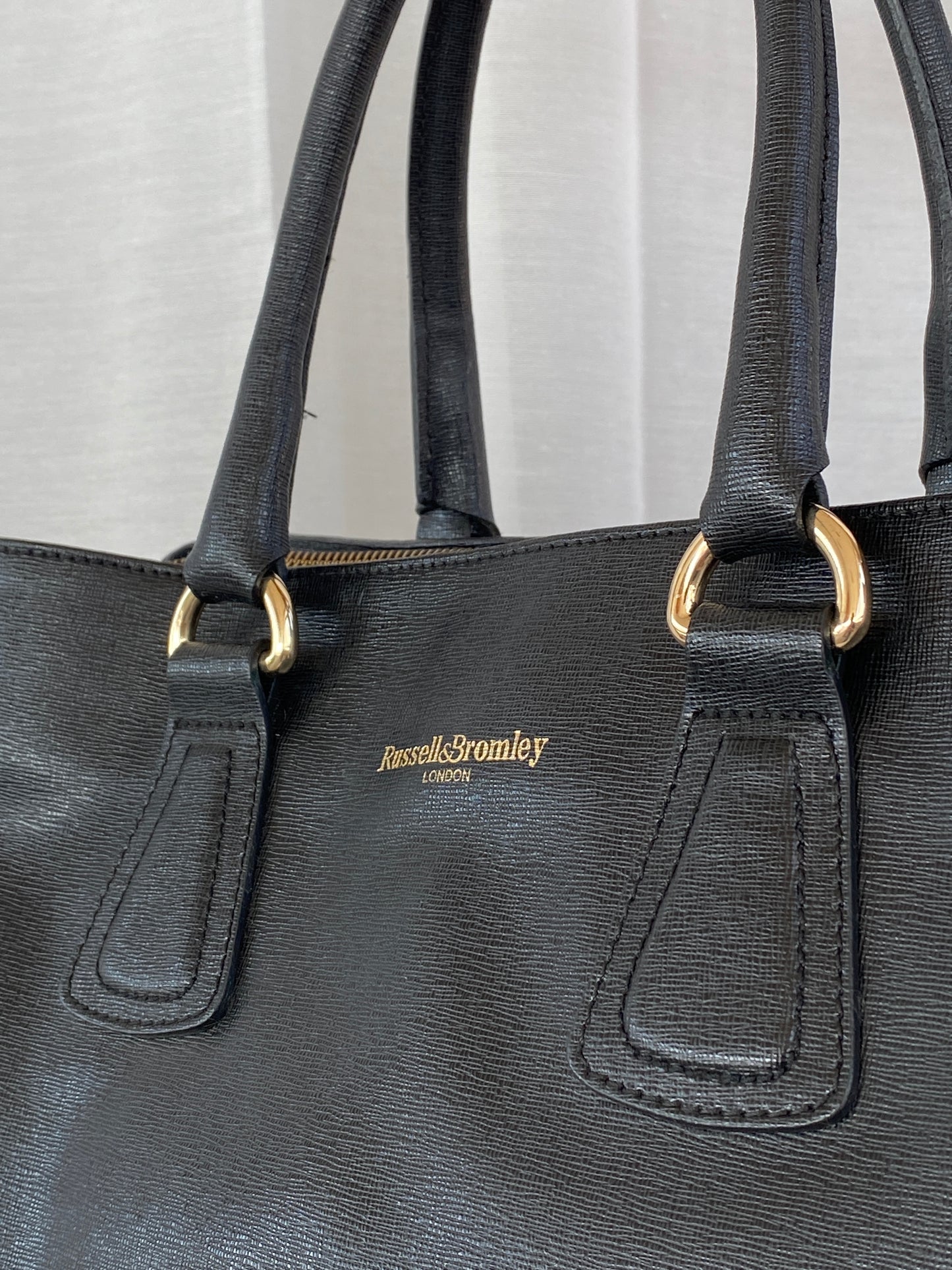 حقيبة عمل كلاسيكية من الجلد الأسود من Russel & Bromley London