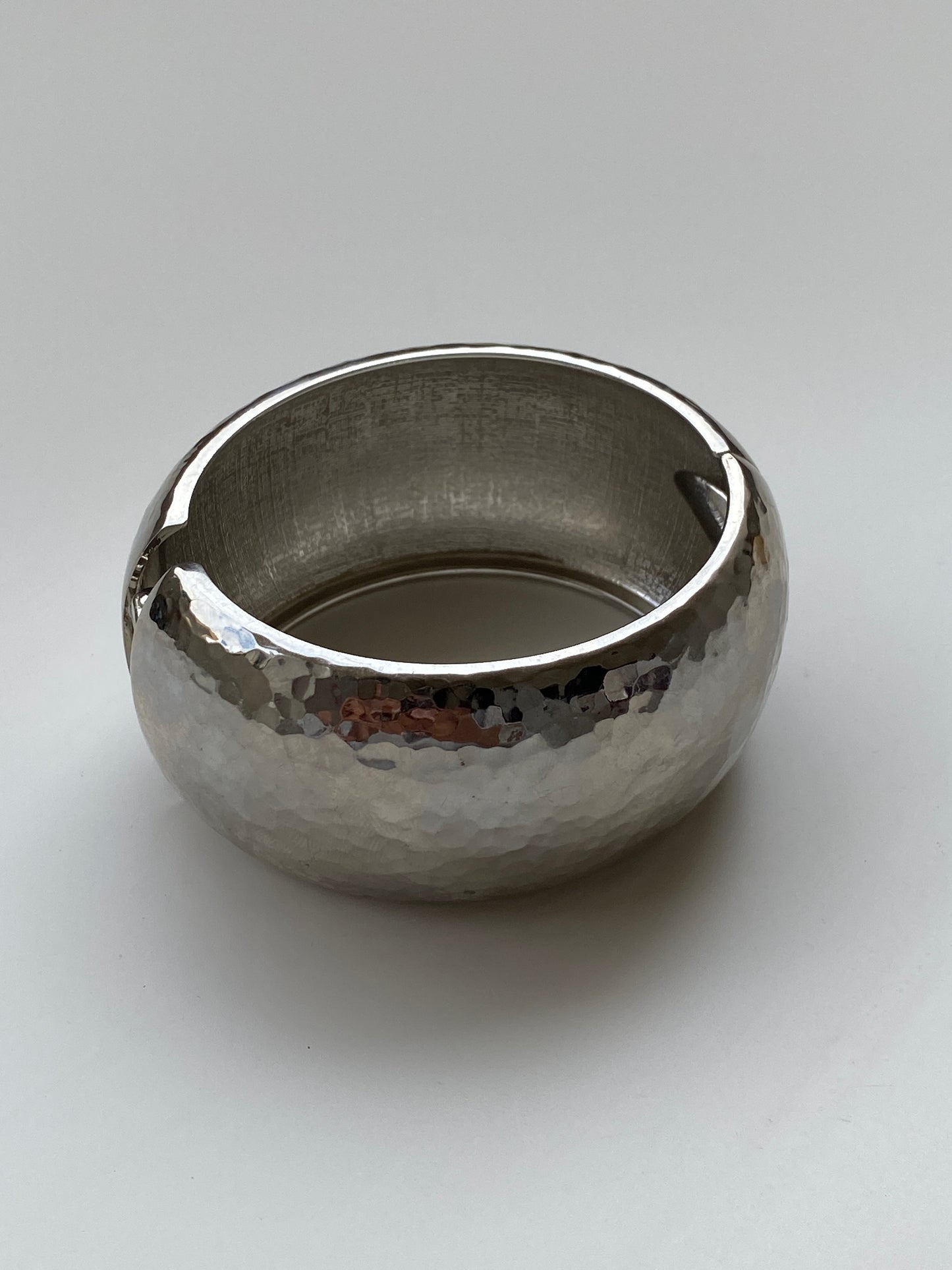 Vintage Silver-Tone Hammered Hinged Bangle Bracelet – Sculptural Minimalist Cuff