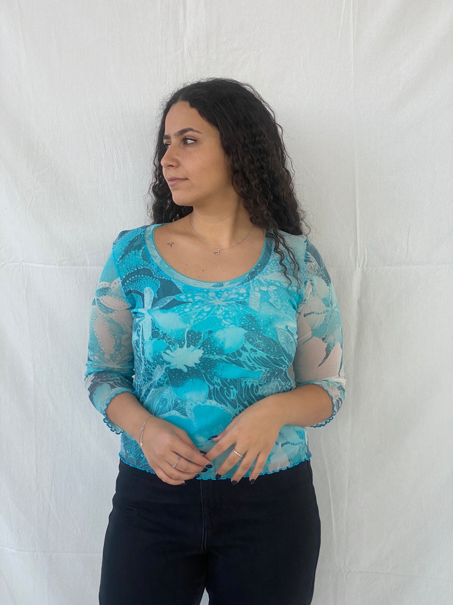 بلوزة نسائية شبكية بأكمام طويلة برسومات زهور زرقاء من 00s Per Una - مقاس كبير