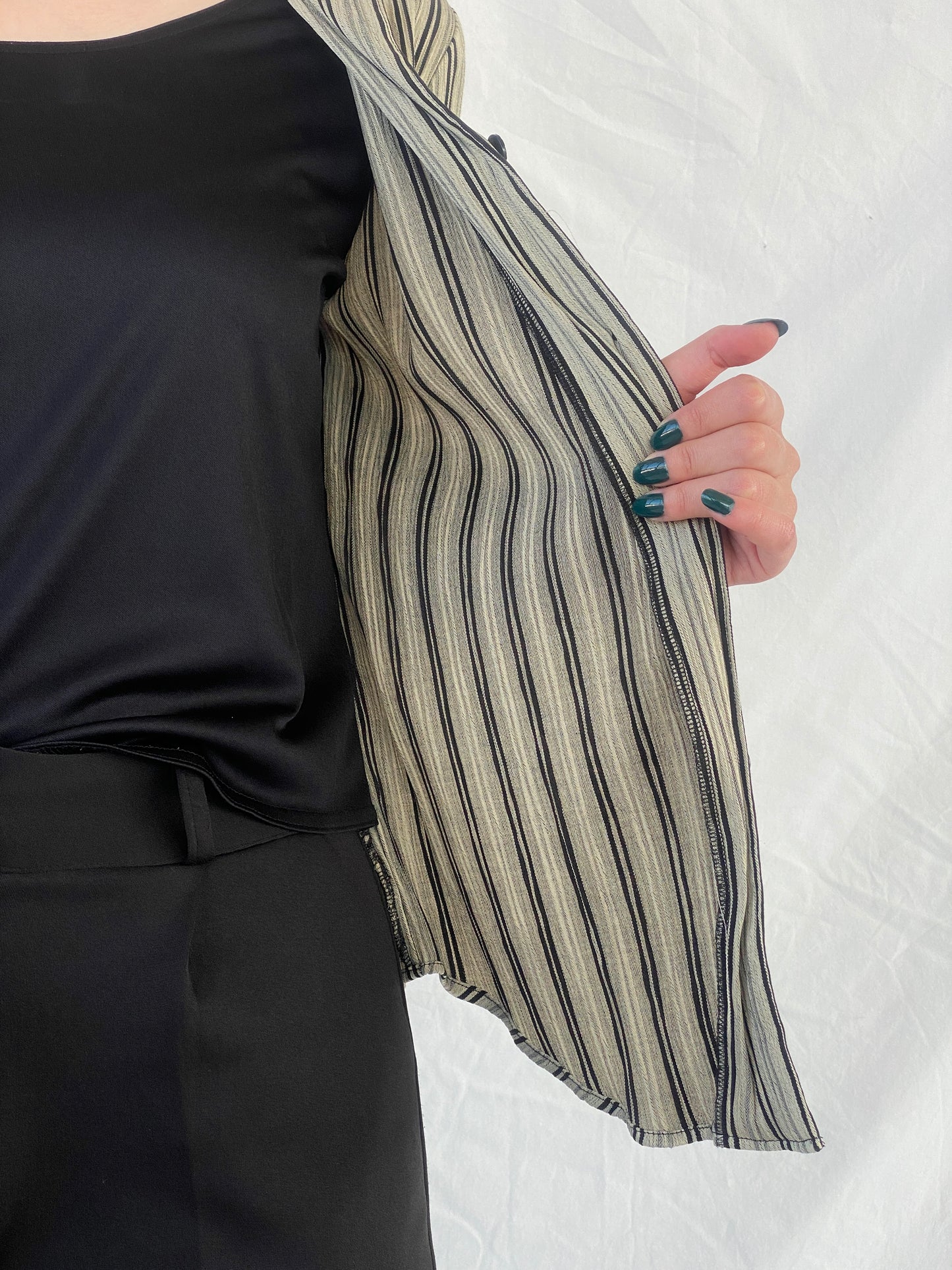 قميص نسائي مخطط باللونين الأسود والبيج من Vintage Dressbarn مع بلوزة متصلة - مقاس M
