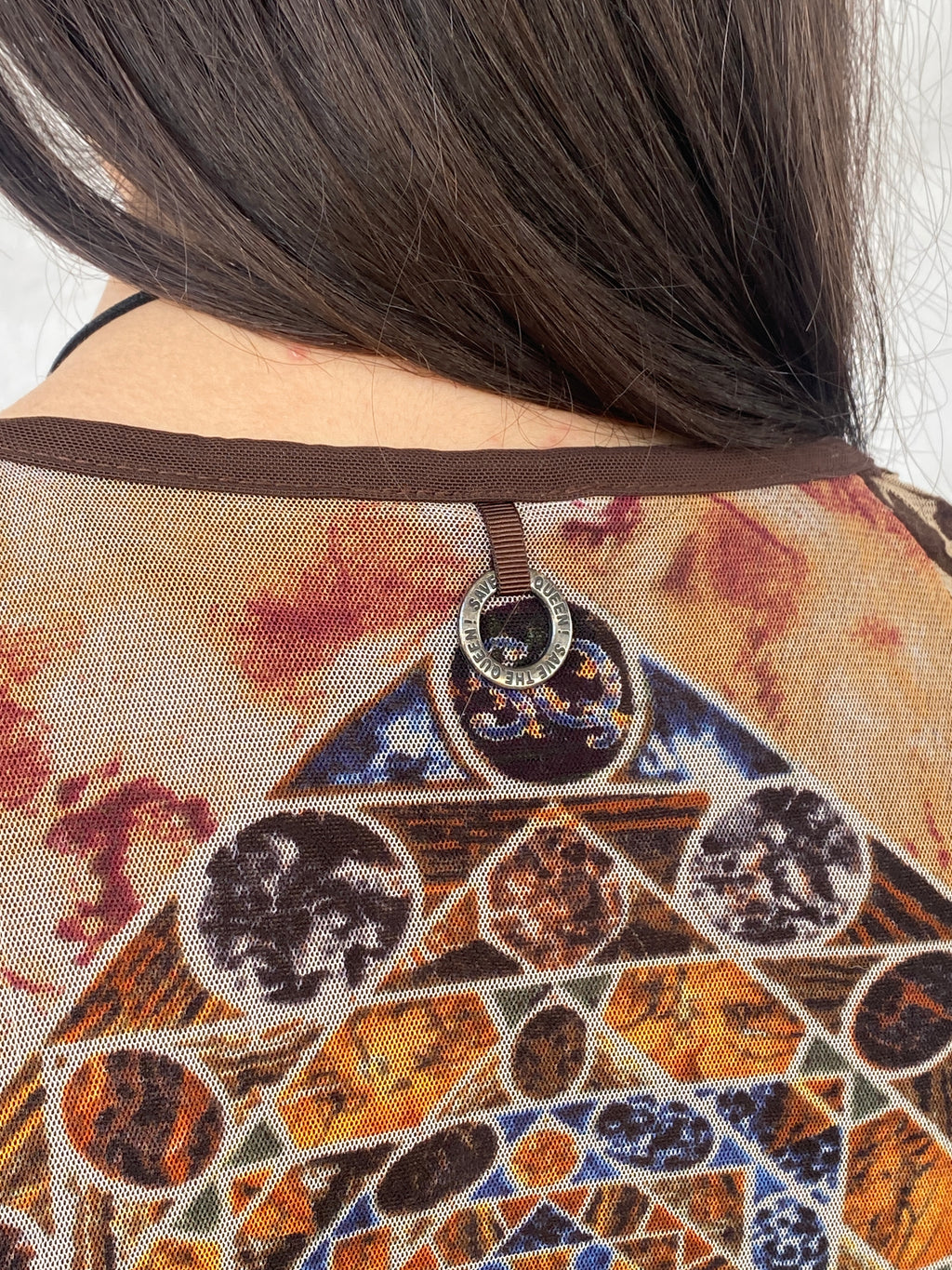 بلوزة "أنقذوا الملكة" بنية اللون بأكمام طويلة شفافة غير متماثلة - مقاس متوسط