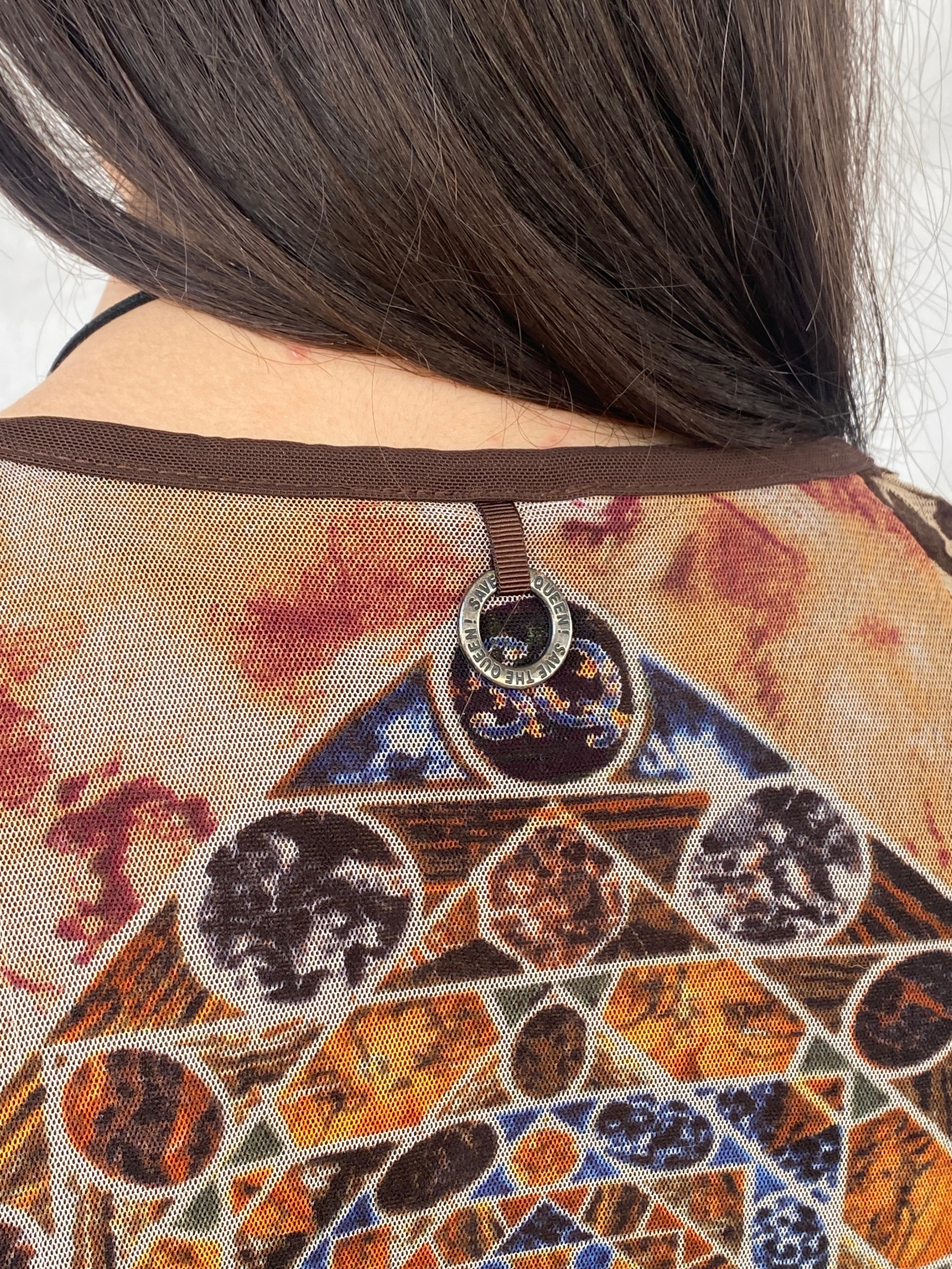 بلوزة "أنقذوا الملكة" بنية اللون بأكمام طويلة شفافة غير متماثلة - مقاس متوسط