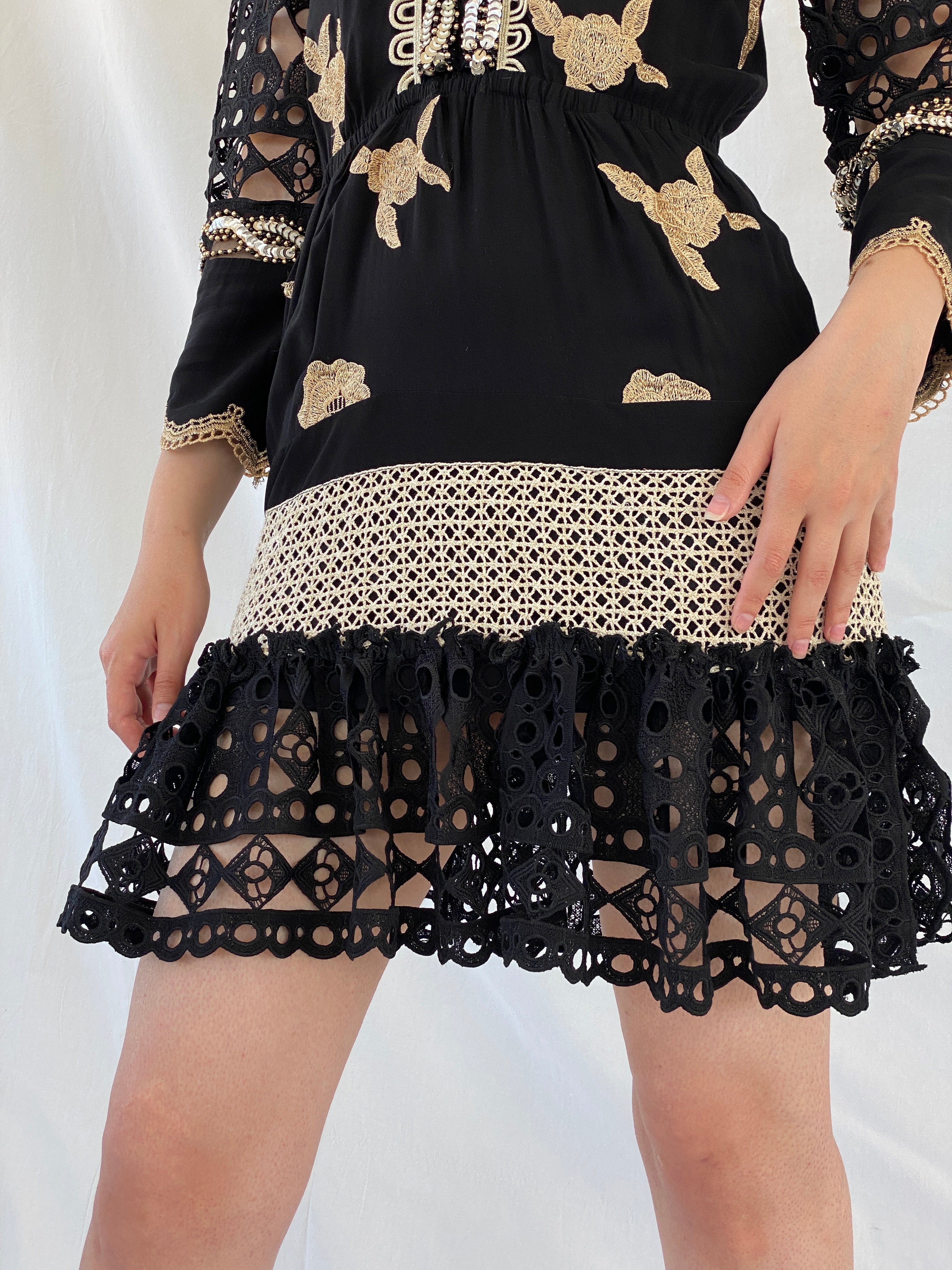 فستان قصير من مجموعة Laurie &amp; Joe Black Boho Core Embellished Indie - مقاس M