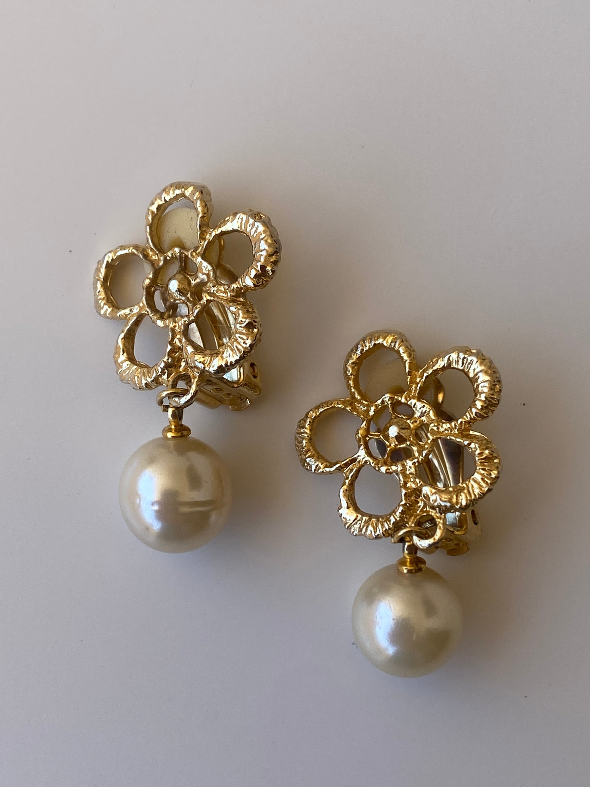 Vintage Gold Tone Floral Faux Pearl Drop Clip-On Earrings Romantic Statement Jewelry Vintage Gold Tone Floral Faux Pearl Drop Clip-On Earrings Romantic Statement Jewelry