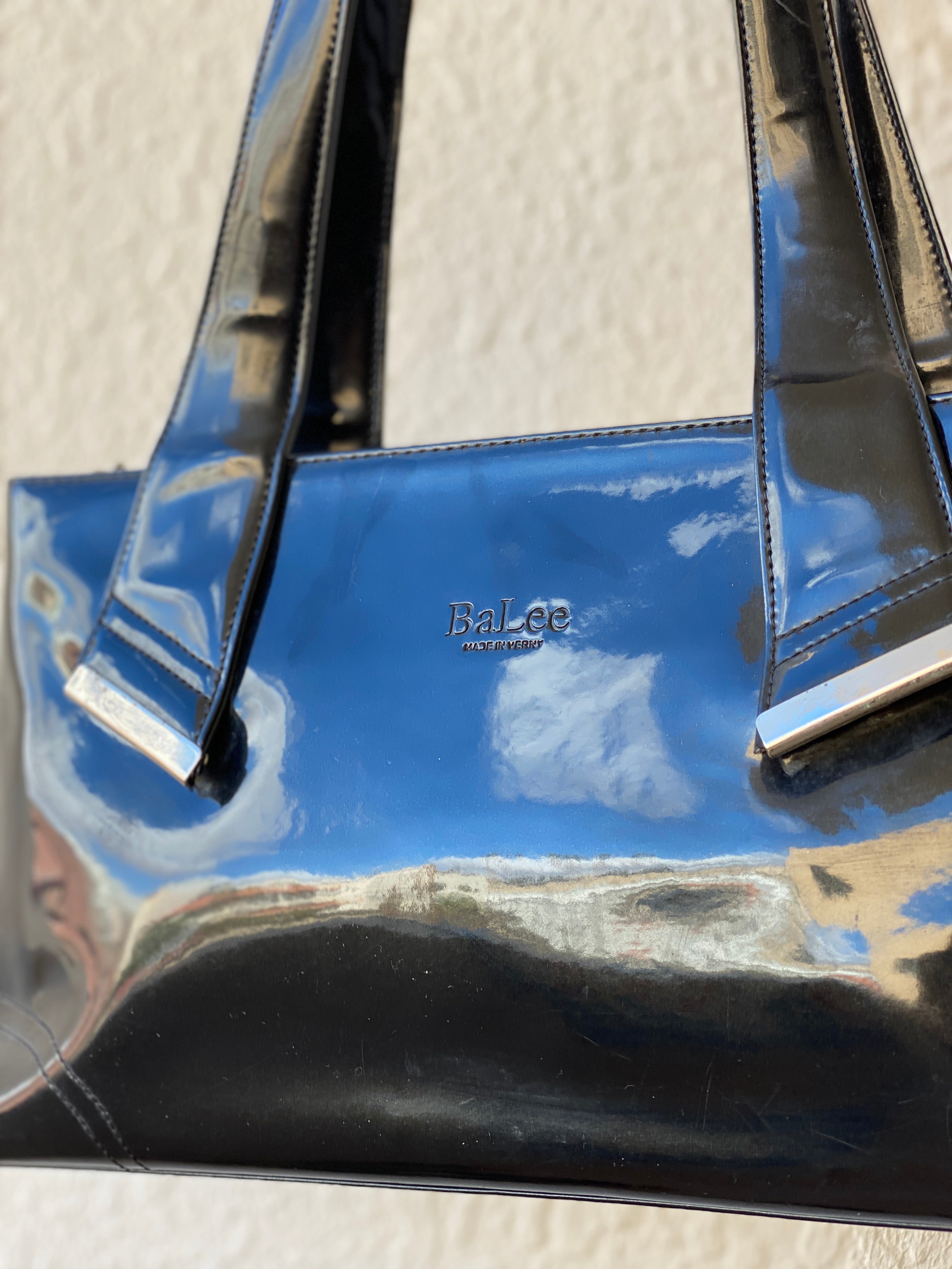 حقيبة كتف BaLee من الجلد الأسود اللامع من التسعينيات