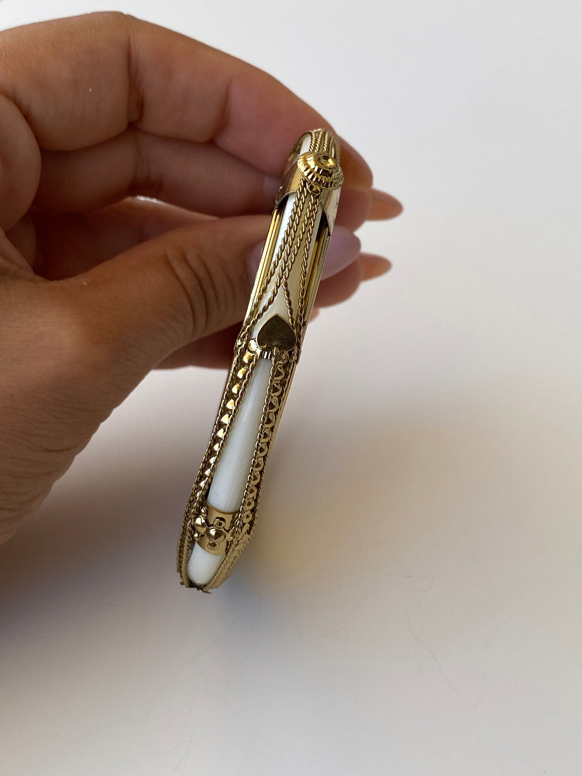 Vintage White Enamel & Gold Tone Hinged Bangle Bracelet Minimalist Luxe Statement Jewelry Vintage White Enamel & Gold Tone Hinged Bangle Bracelet Minimalist Luxe Statement Jewelry