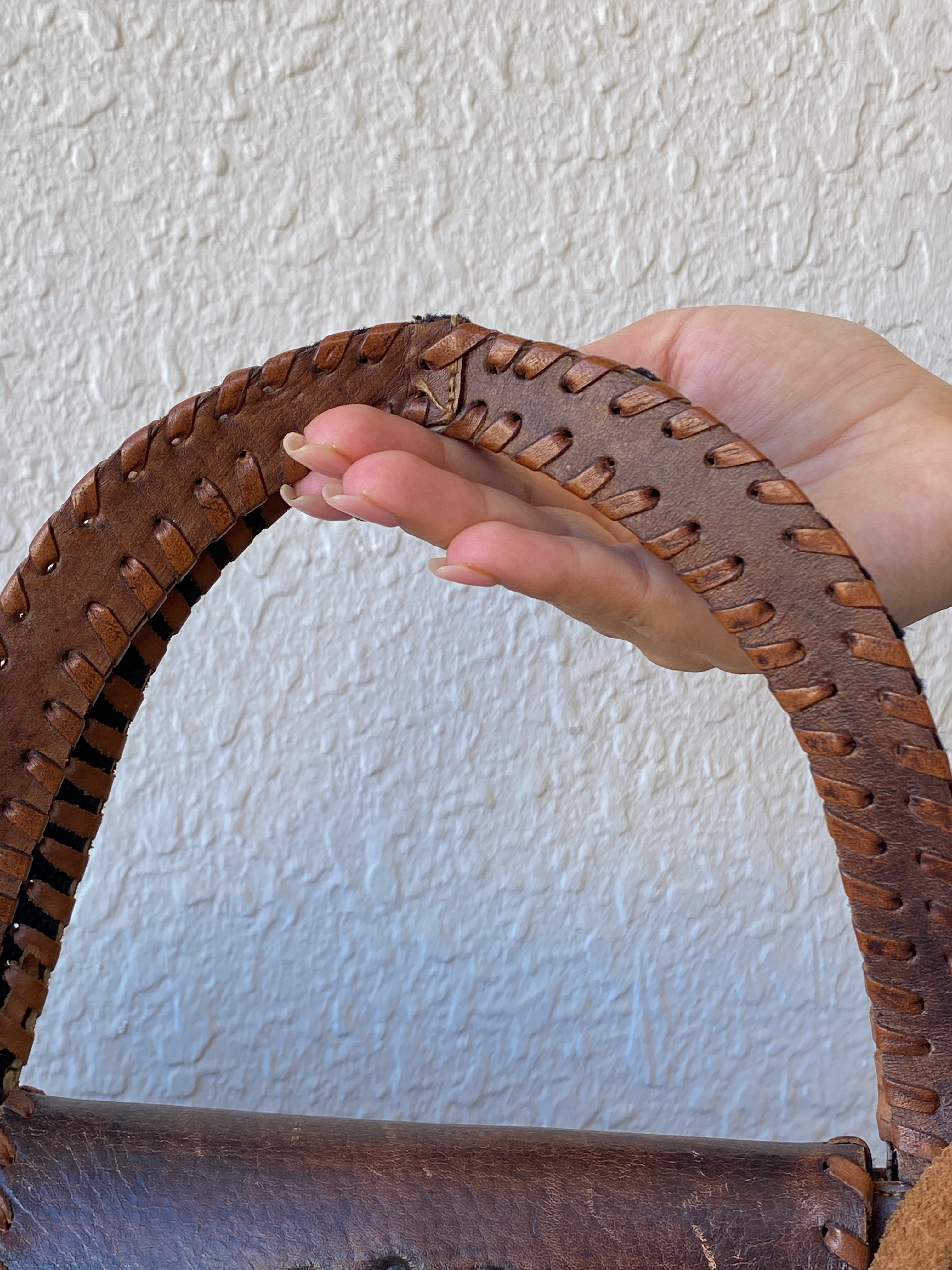 حقيبة كتف من الجلد الأفريقي العتيق، مصنوعة يدويًا، باللون البني، مزينة بنقوش زهرية