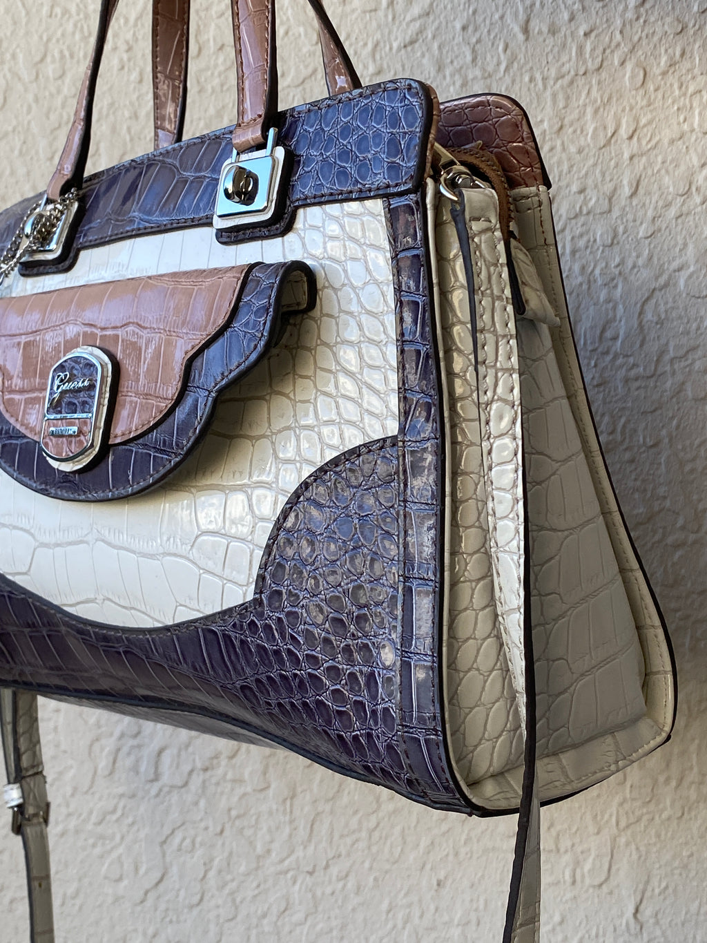 حقيبة يد GUESS ثلاثية الألوان بنقشة جلد التمساح مع حزام كروس بودي