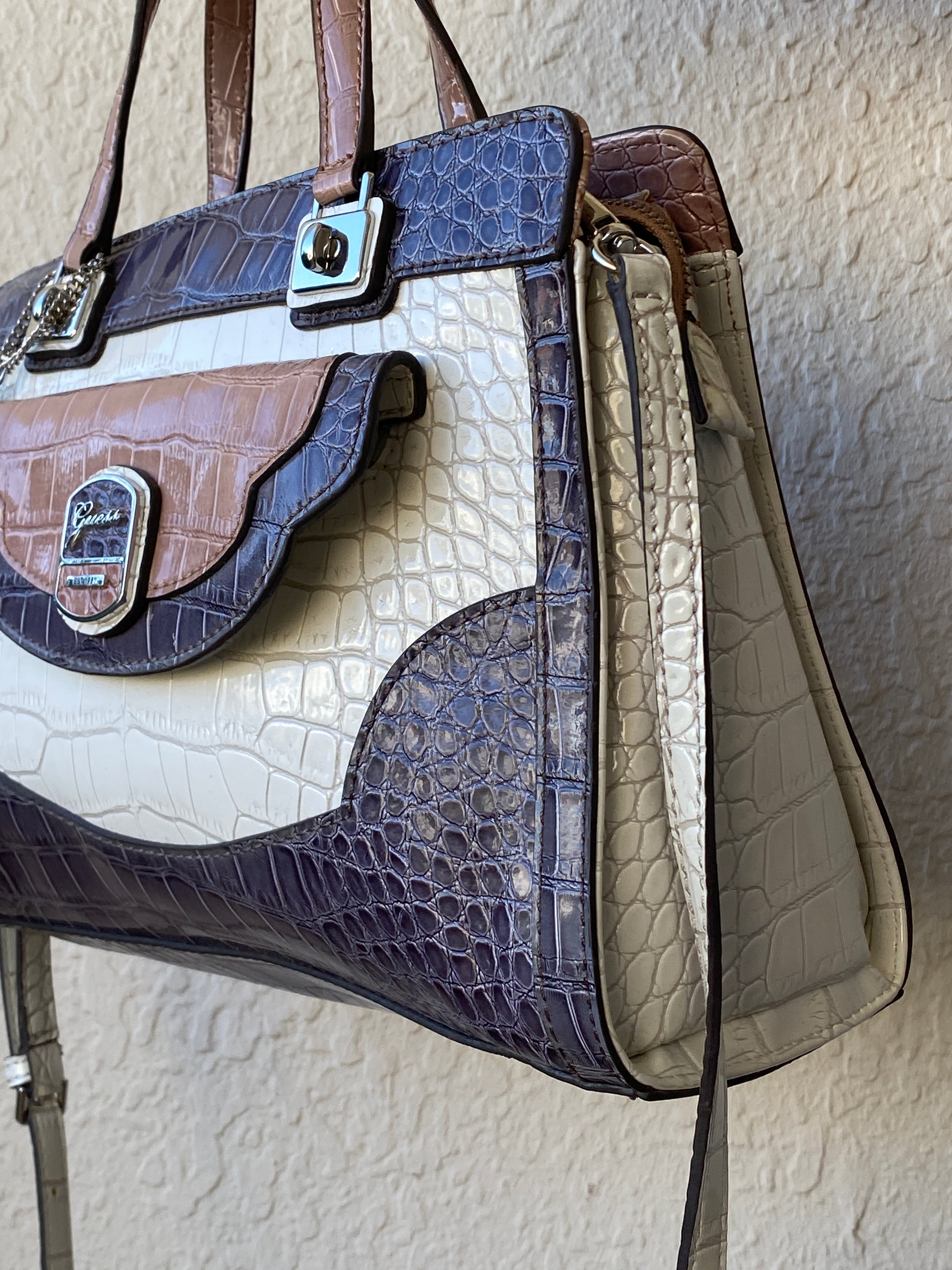 حقيبة يد GUESS ثلاثية الألوان بنقشة جلد التمساح مع حزام كروس بودي