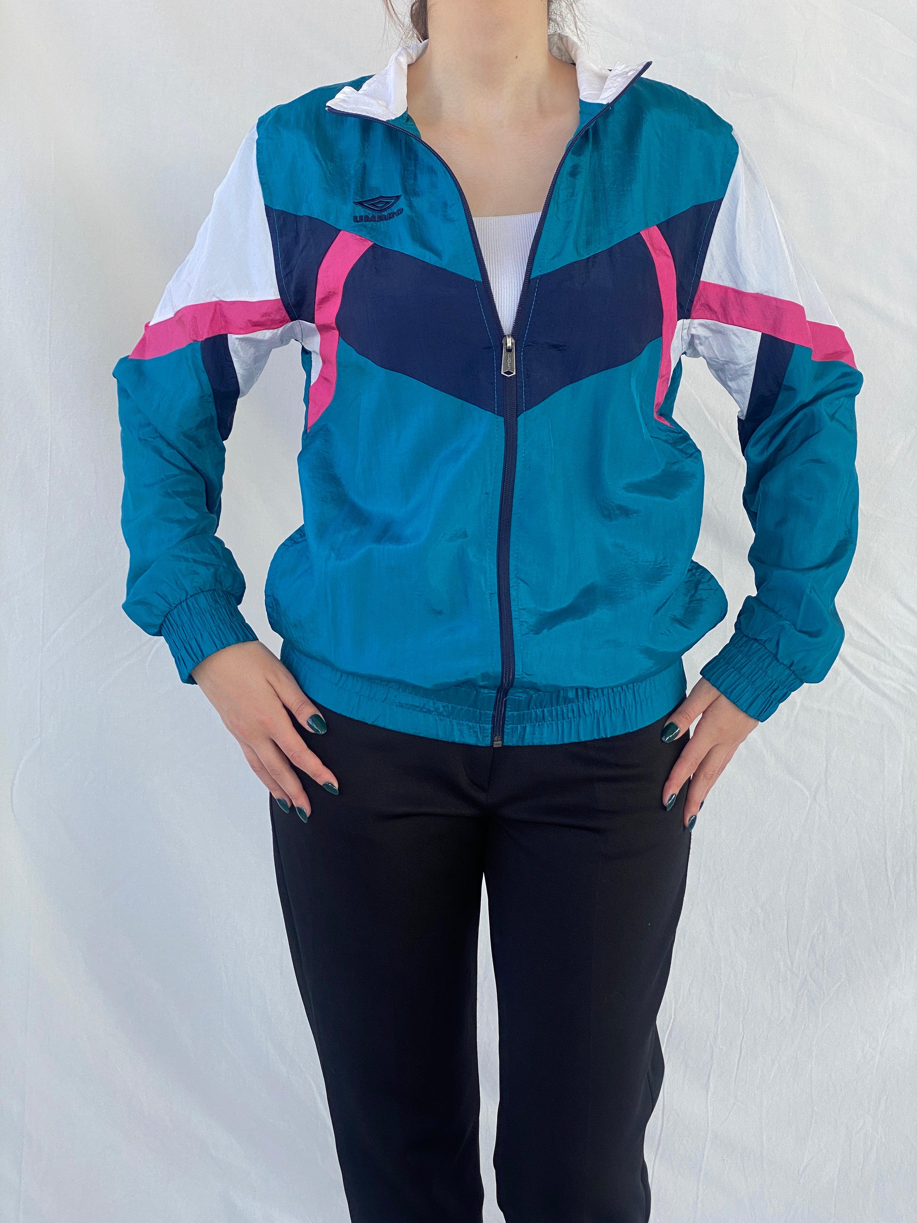 جاكيت رياضي نسائي من Umbro Premier Blue Colorblock مقاوم للرياح - مقاس صغير