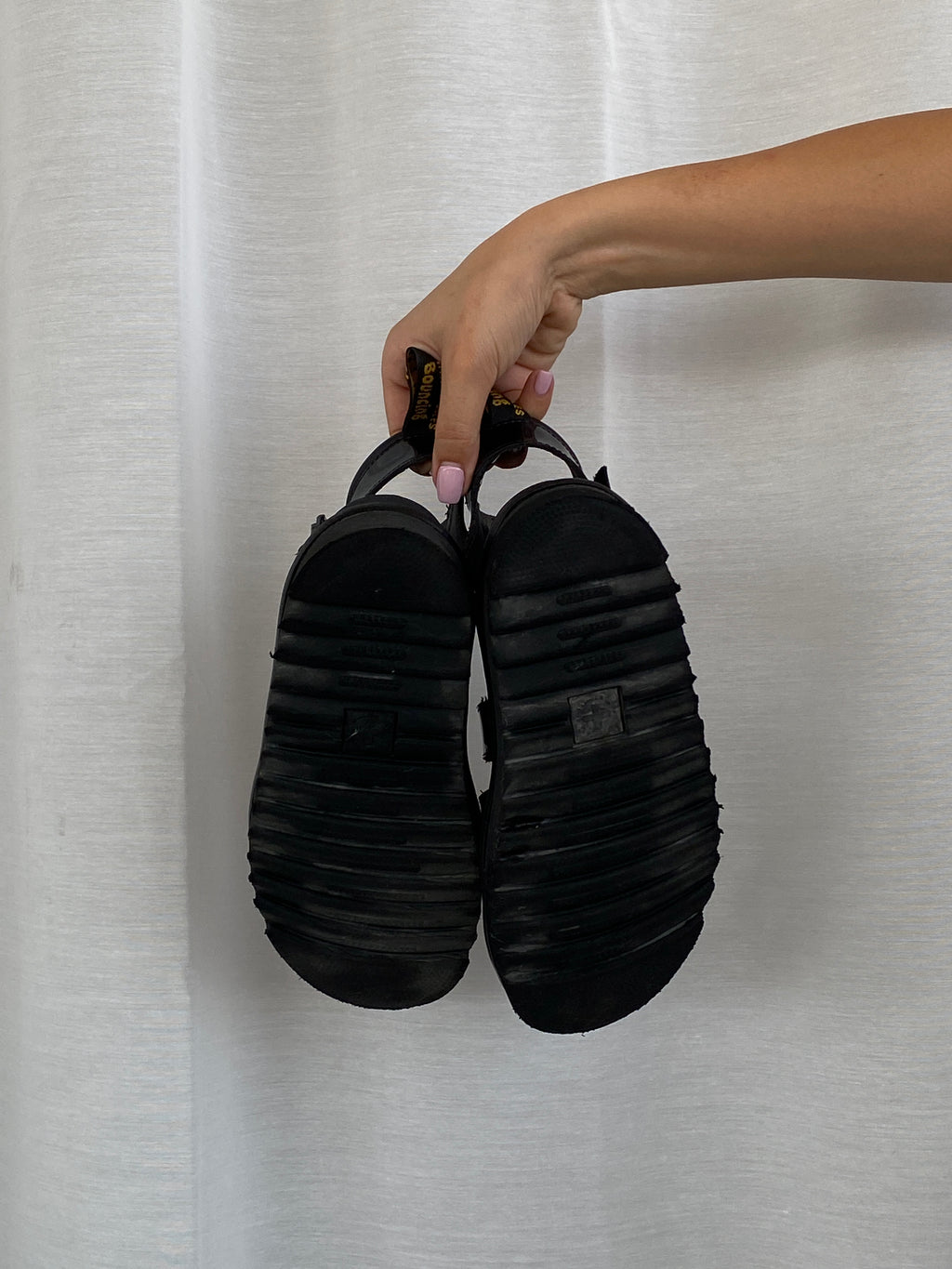 صندل Dr. Martens Blaire الأسود ذو النعل السميك المصنوع من الجلد اللامع - مقاس EU 37