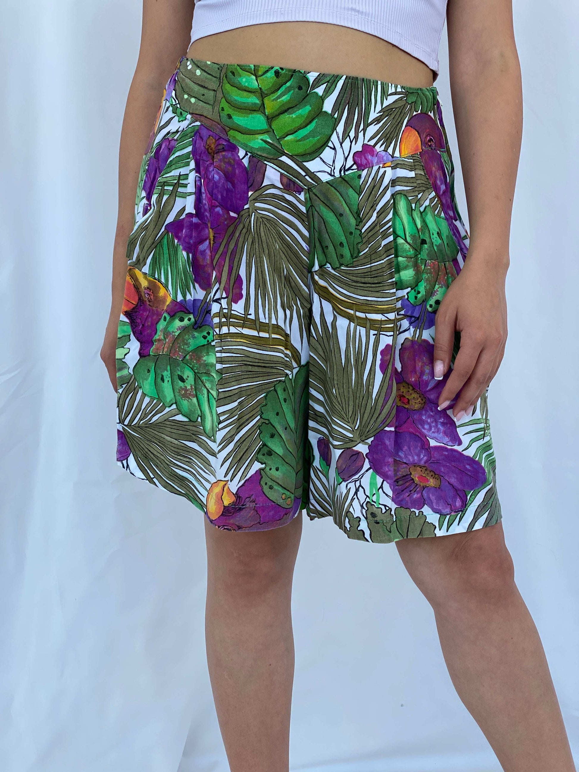 Vintage Leaf Print Summery Shorts Size L/XL - Balagan Vintage Shorts 00s, 90s, Aseel, floral, floral print, NEW IN, shorts, summer